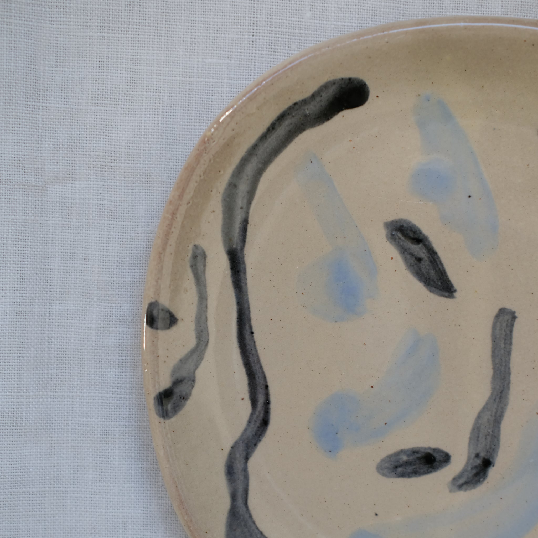 Assiette 08 en terre vernissée multicolore par Héloïse Bariol chez Brutal Ceramics