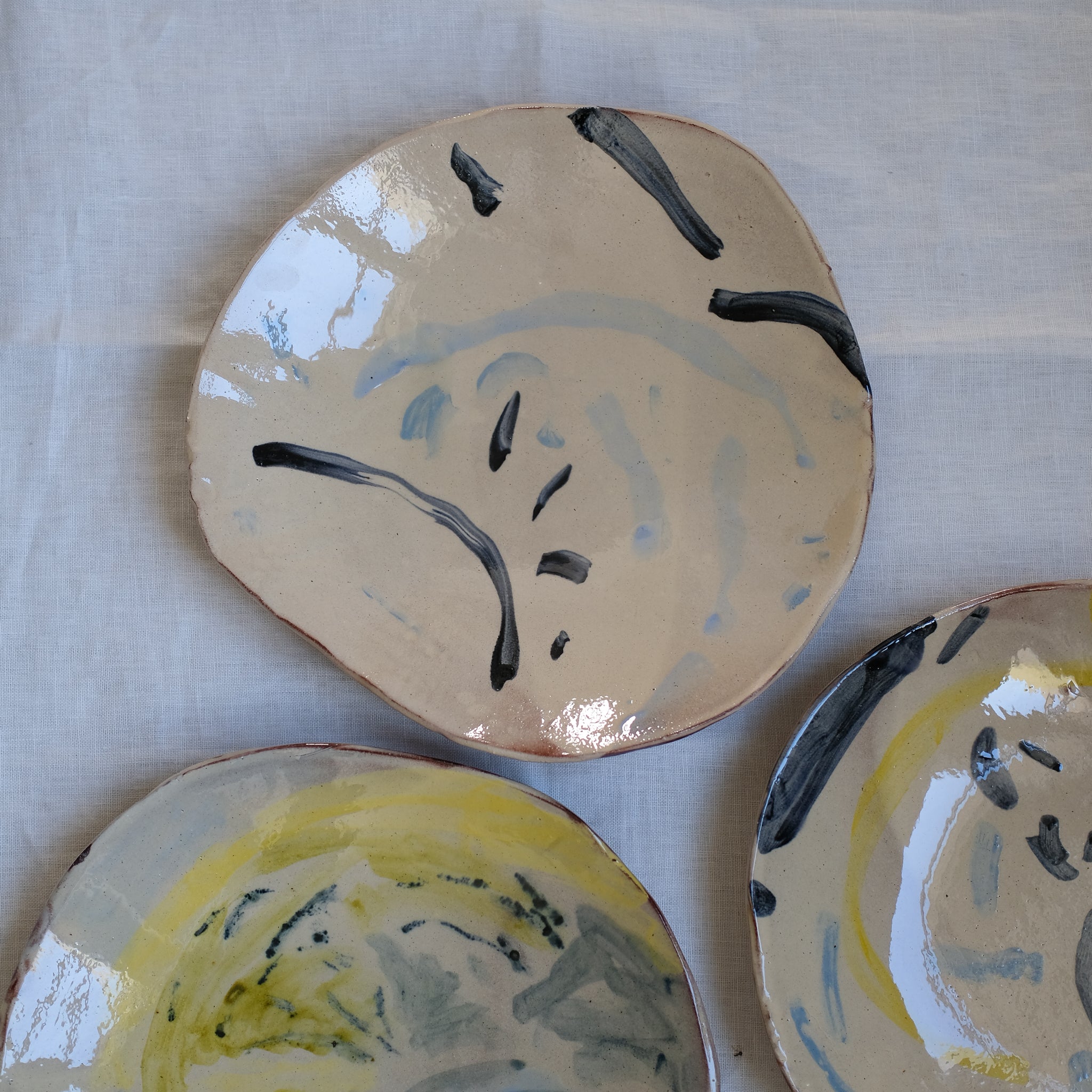 Plat Calebasse 04 multicolore par Héloïse Bariol chez Brutal Ceramics