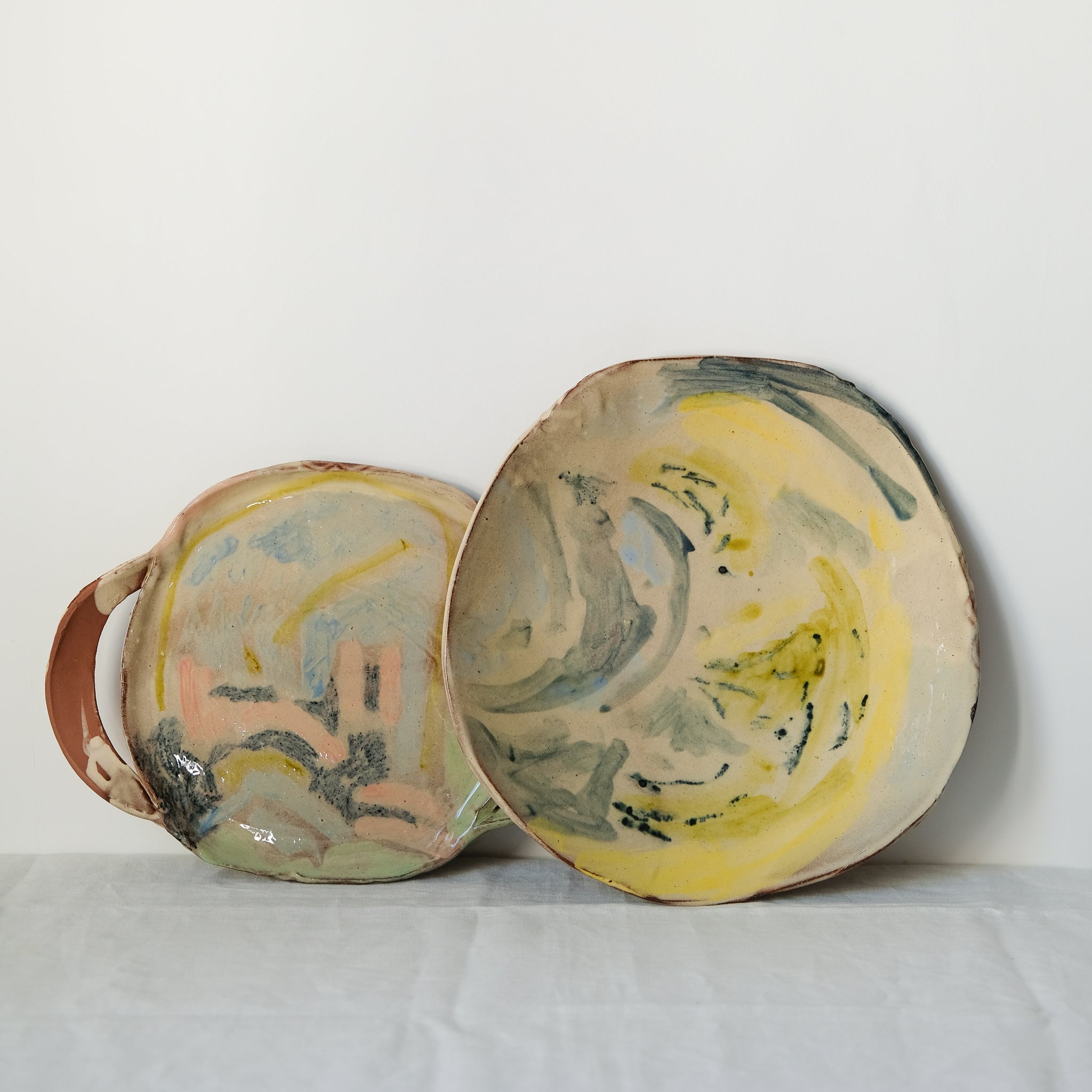 Plat Ansé 02 multicolore par Héloïse Bariol chez Brutal Ceramics