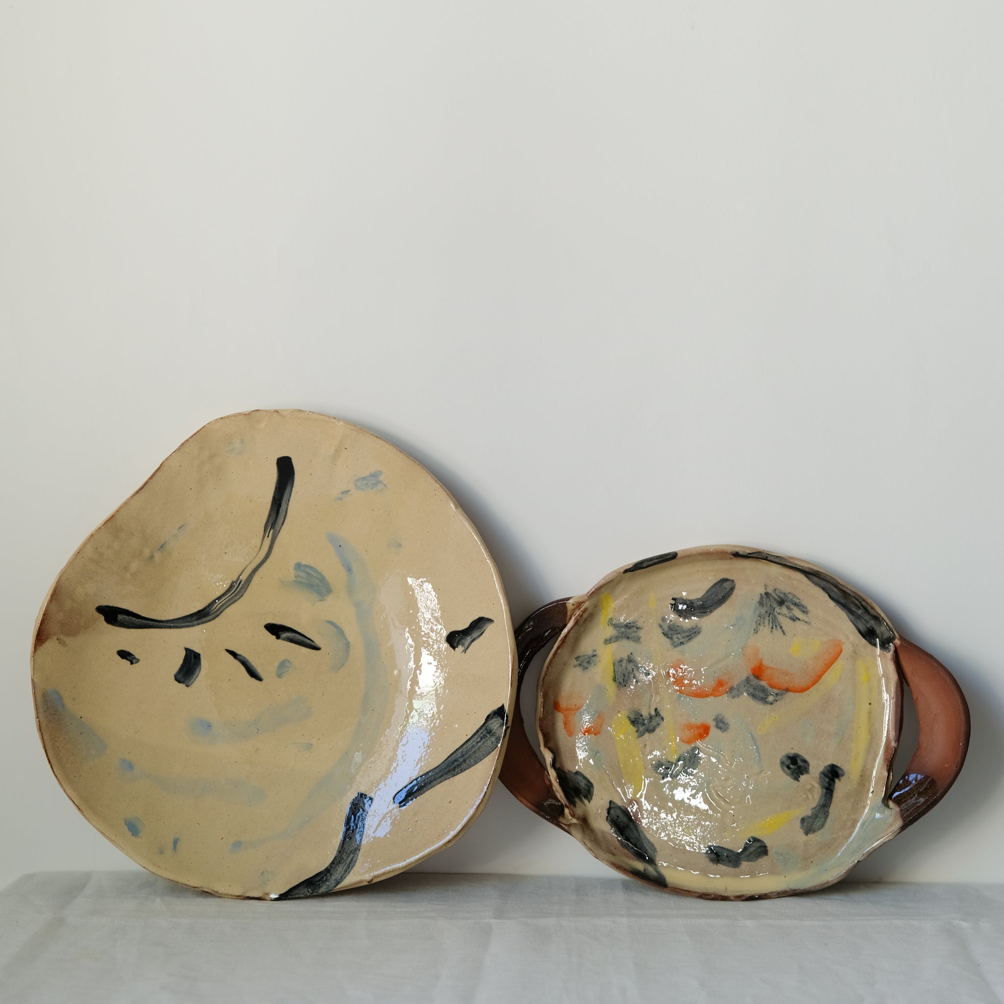 Plat Ansé 03 multicolore par Héloïse Bariol chez Brutal Ceramics