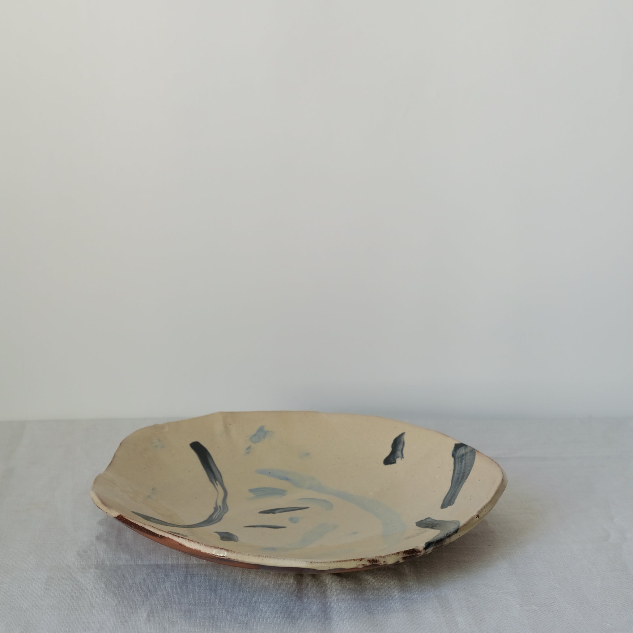 Plat Calebasse 04 multicolore par Héloïse Bariol chez Brutal Ceramics
