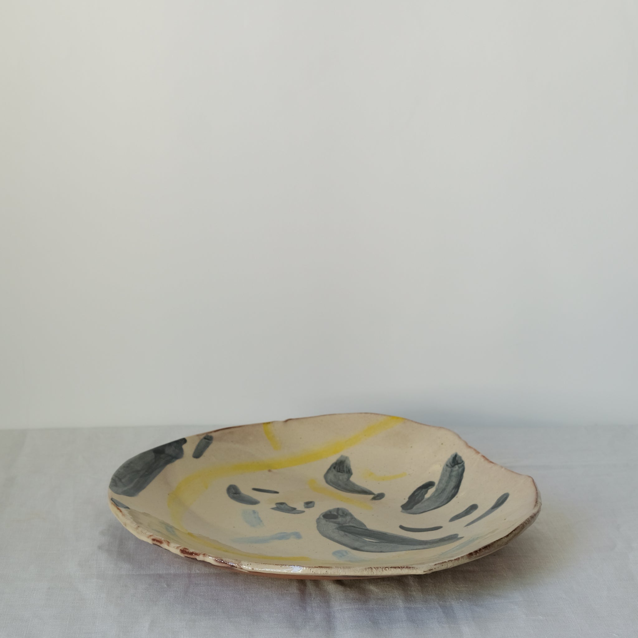 Plat Calebasse 03 multicolore par Héloïse Bariol chez Brutal Ceramics
