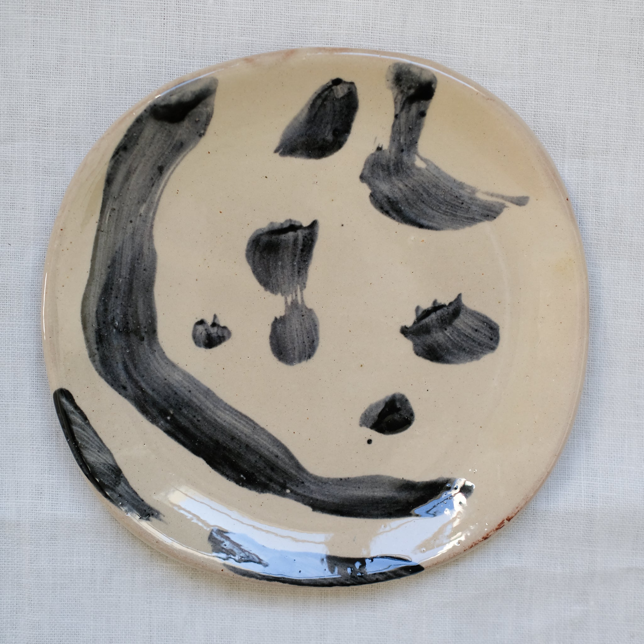 Assiette 02 en terre vernissée noir et blanc par Héloïse Bariol