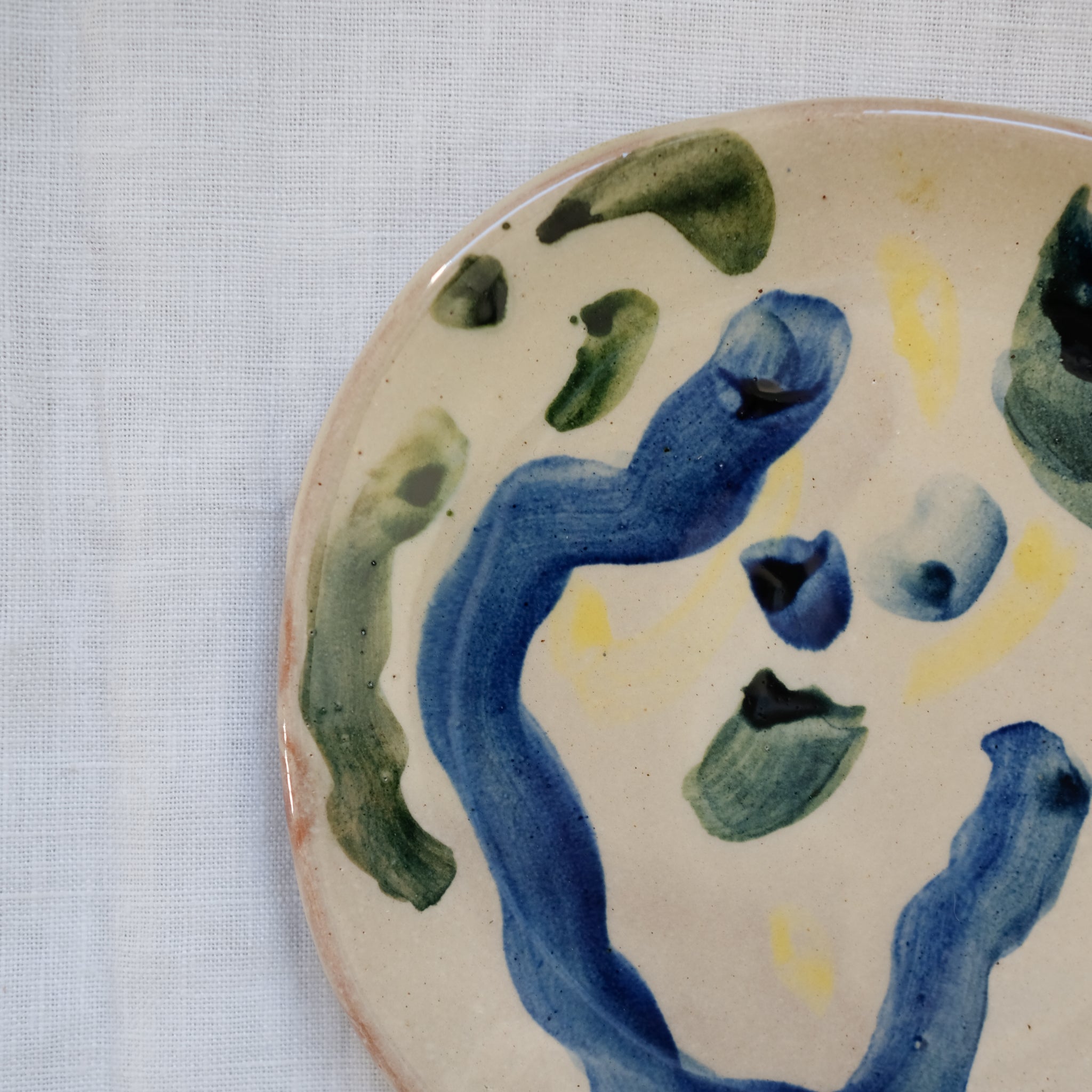 Assiette 07 en terre vernissée multicolore par Héloïse Bariol chez Brutal Ceramics