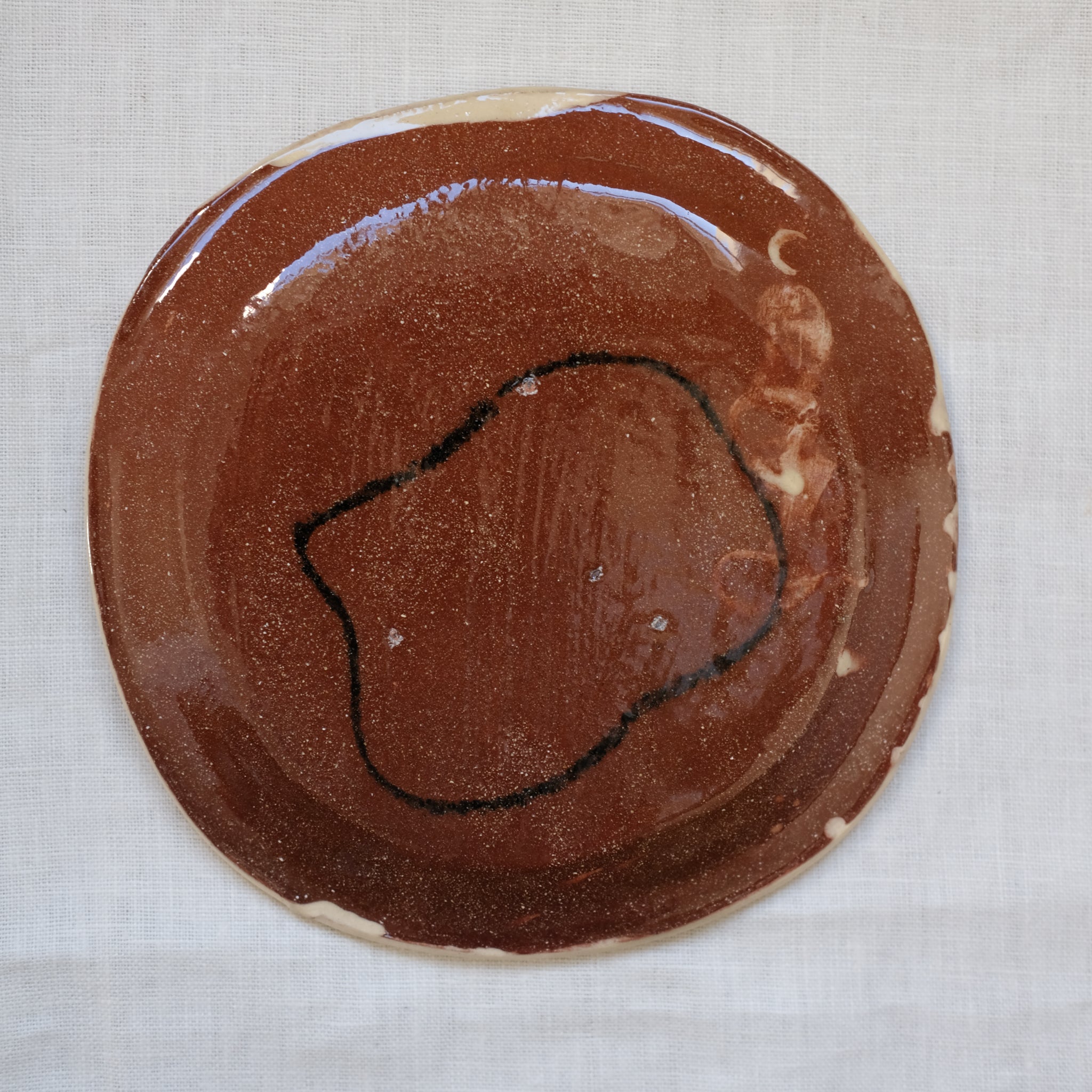 Assiette 07 en terre vernissée multicolore par Héloïse Bariol chez Brutal Ceramics
