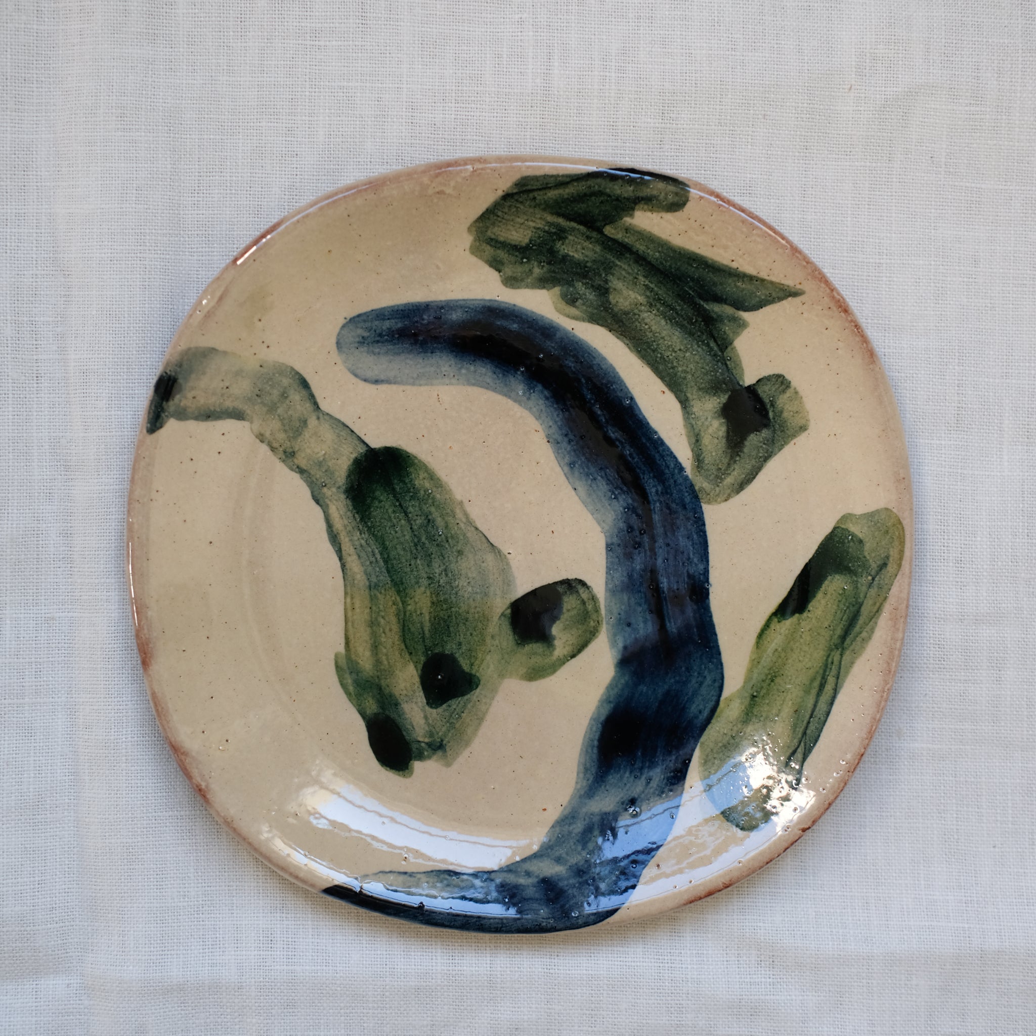 Assiette 06 en terre vernissée multicolore par Héloïse Bariol chez Brutal Ceramics