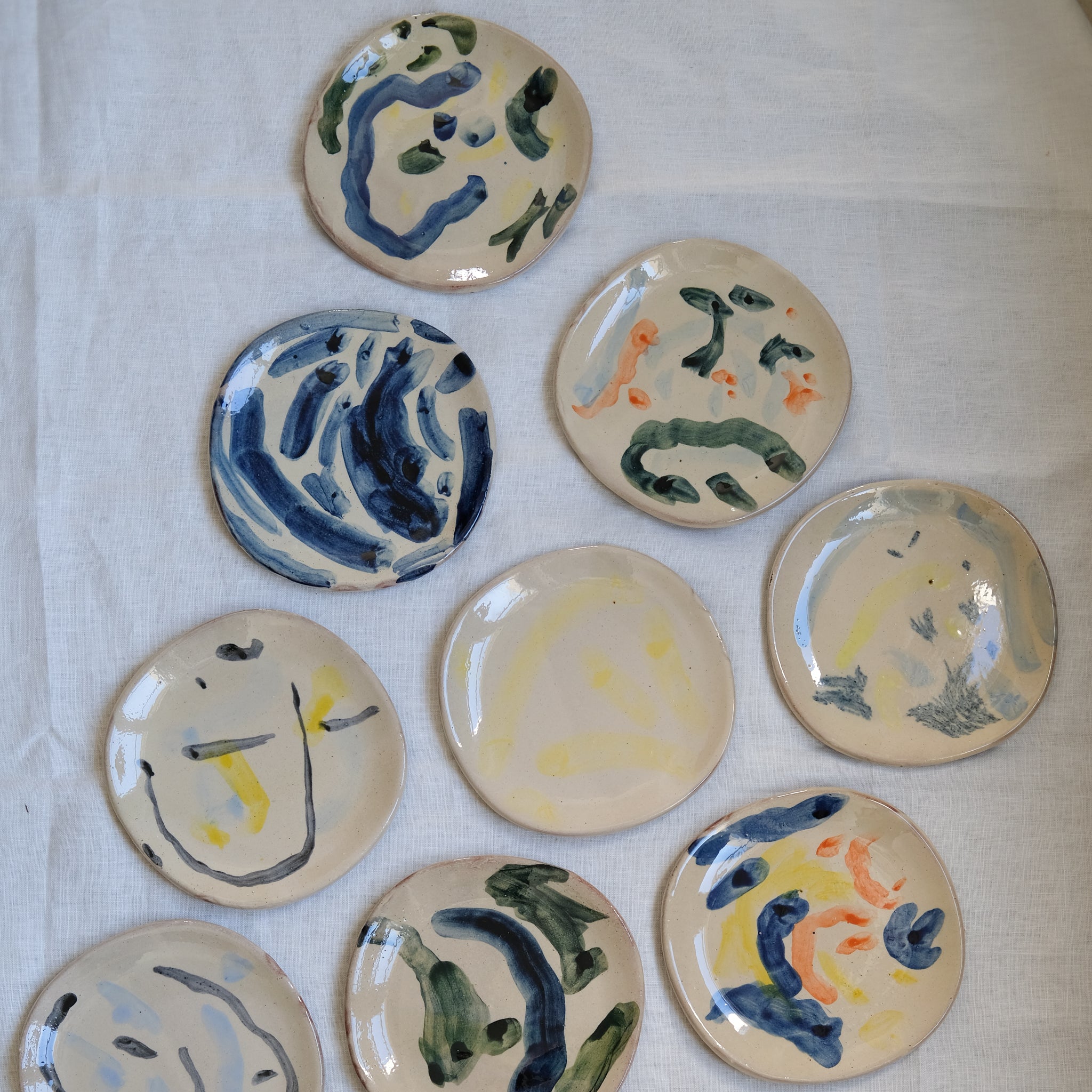 Assiette 10 en terre vernissée jaune par Héloïse Bariol chez Brutal Ceramics