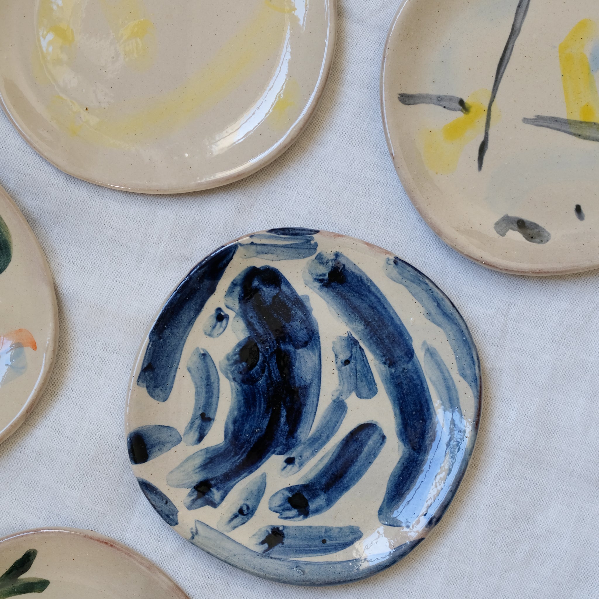 Assiette 04 en terre vernissée bleu par Héloïse Bariol chez Brutal Ceramics