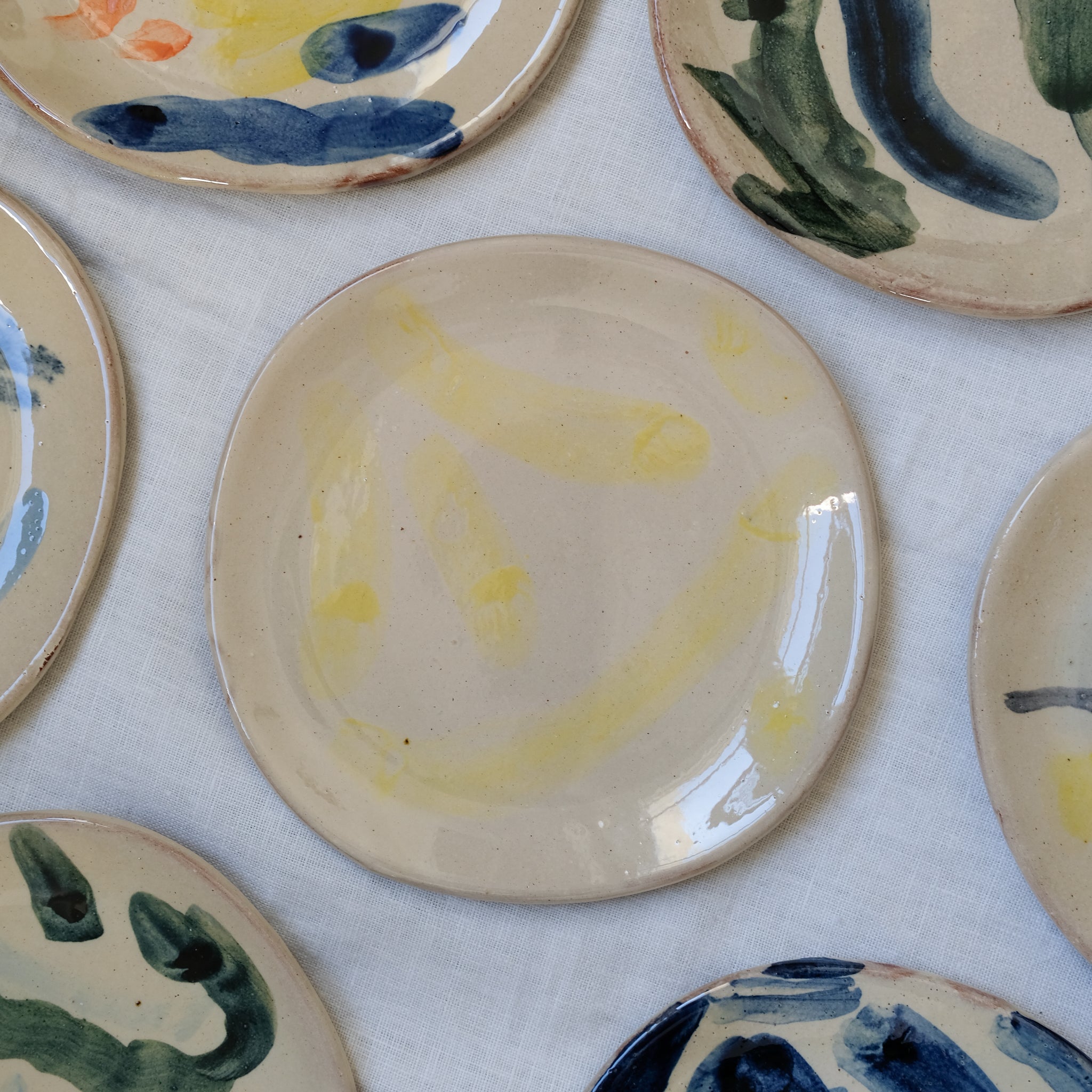 Assiette 10 en terre vernissée jaune par Héloïse Bariol chez Brutal Ceramics