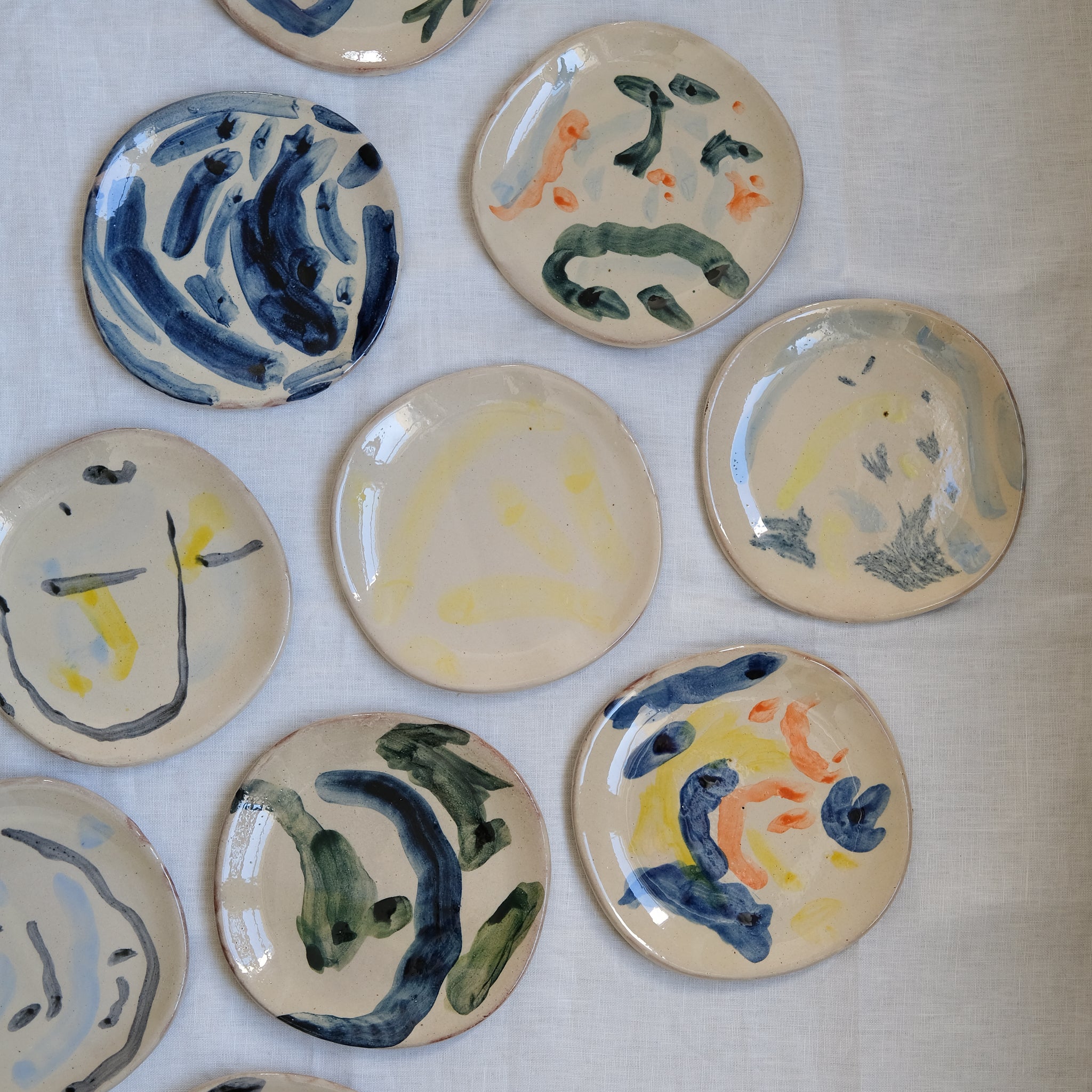 Assiette 10 en terre vernissée jaune par Héloïse Bariol chez Brutal Ceramics