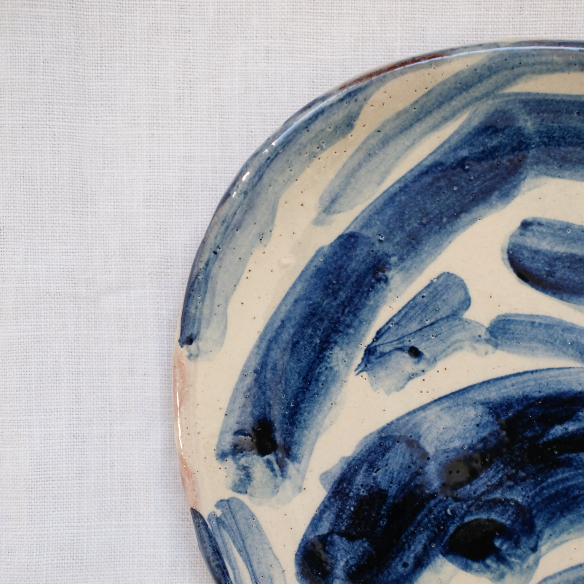 Assiette 04 en terre vernissée bleu par Héloïse Bariol chez Brutal CeramicsAssiette 04 en terre vernissée bleu par Héloïse Bariol chez Brutal Ceramics
