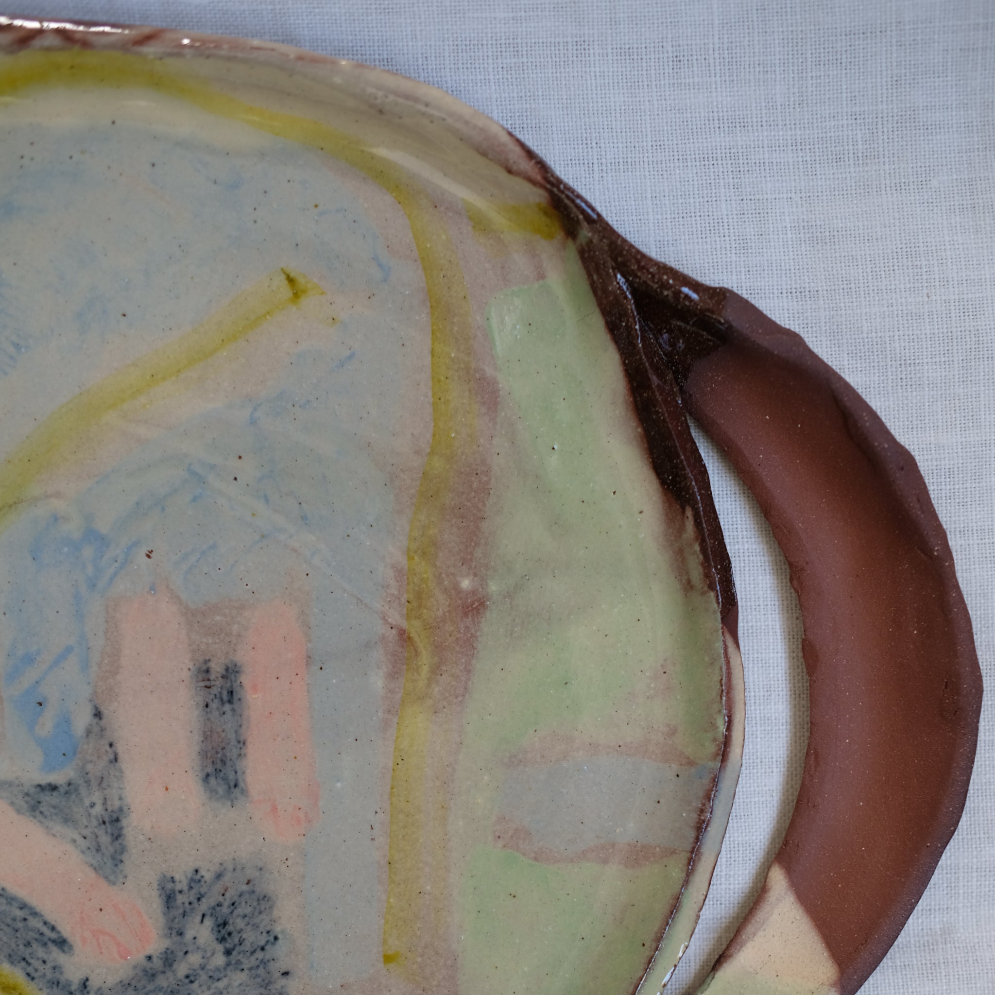 Plat Ansé 02 multicolore par Héloïse Bariol chez Brutal Ceramics