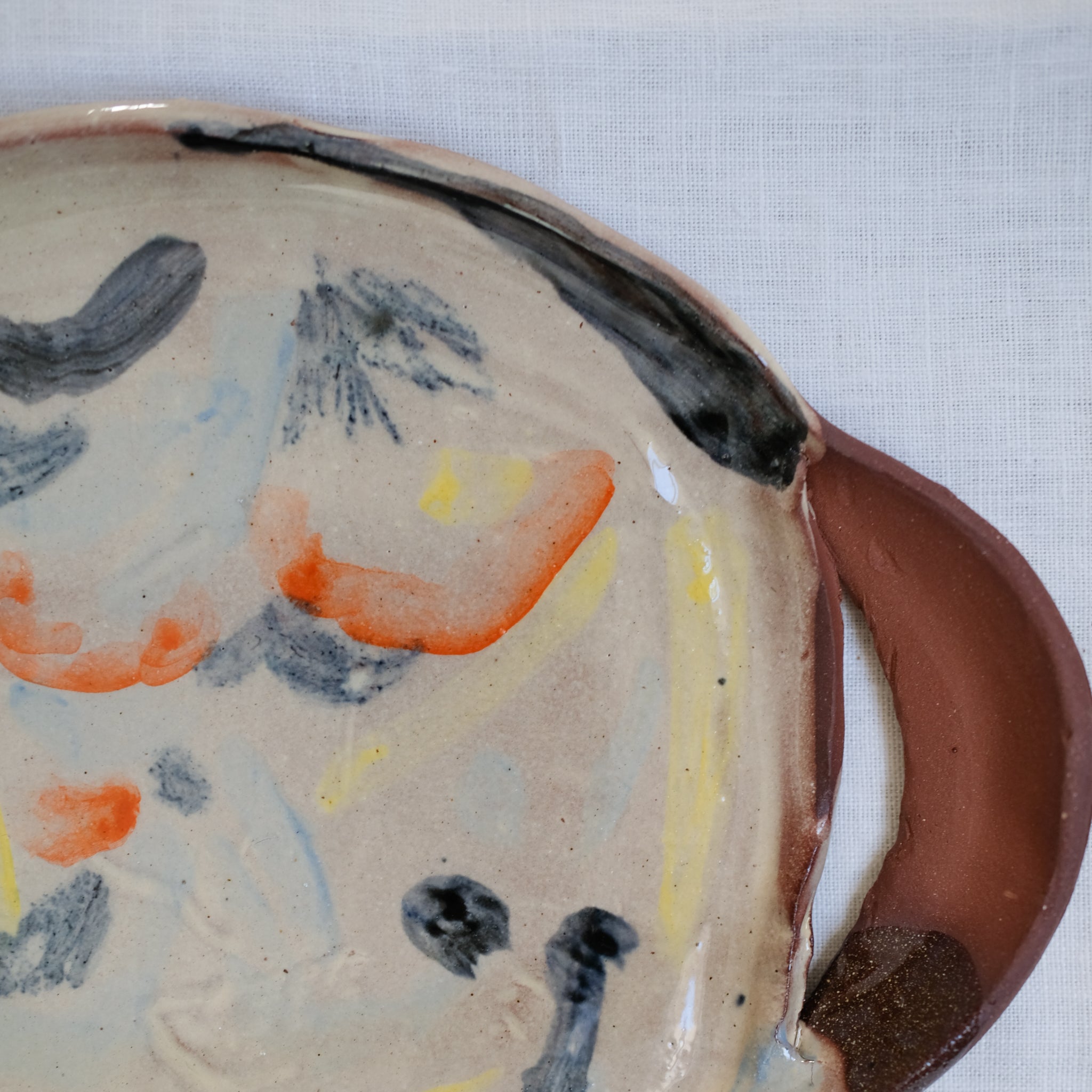 Plat Ansé 03 multicolore par Héloïse Bariol chez Brutal Ceramics