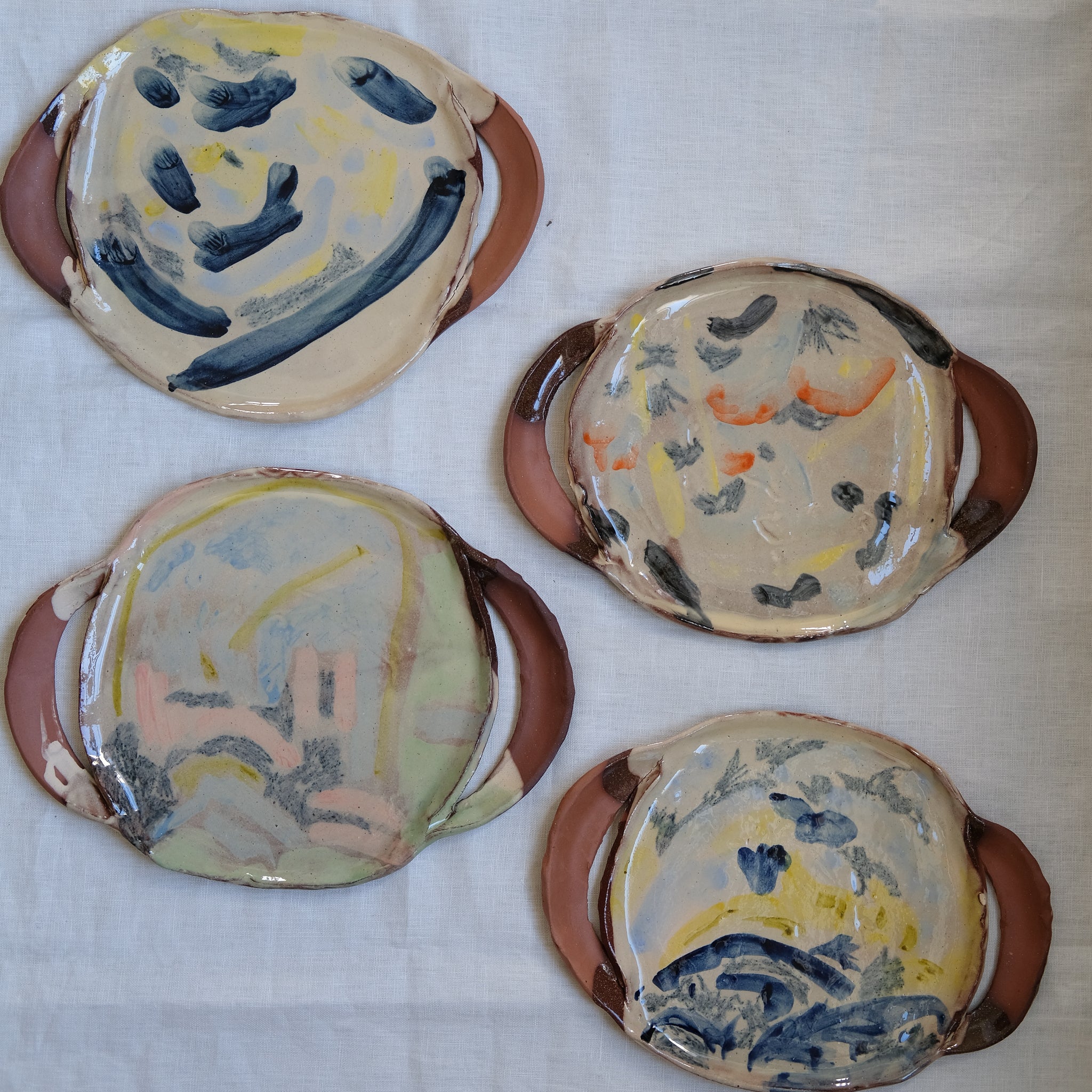 Plat Ansé 02 multicolore par Héloïse Bariol chez Brutal Ceramics