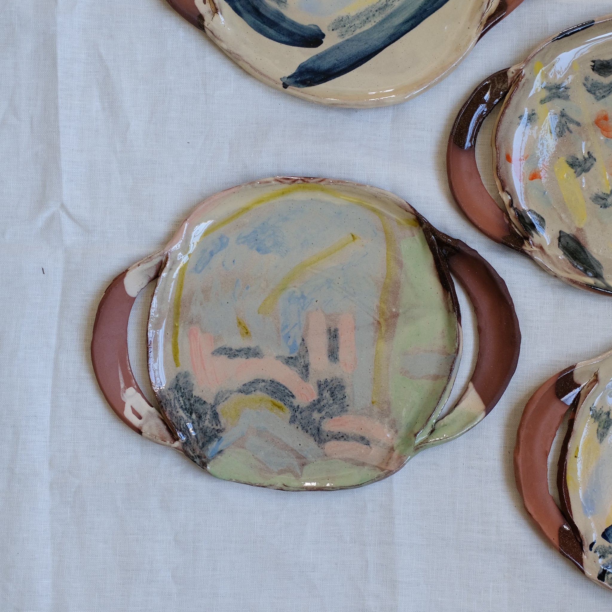Plat Ansé 02 multicolore par Héloïse Bariol chez Brutal Ceramics