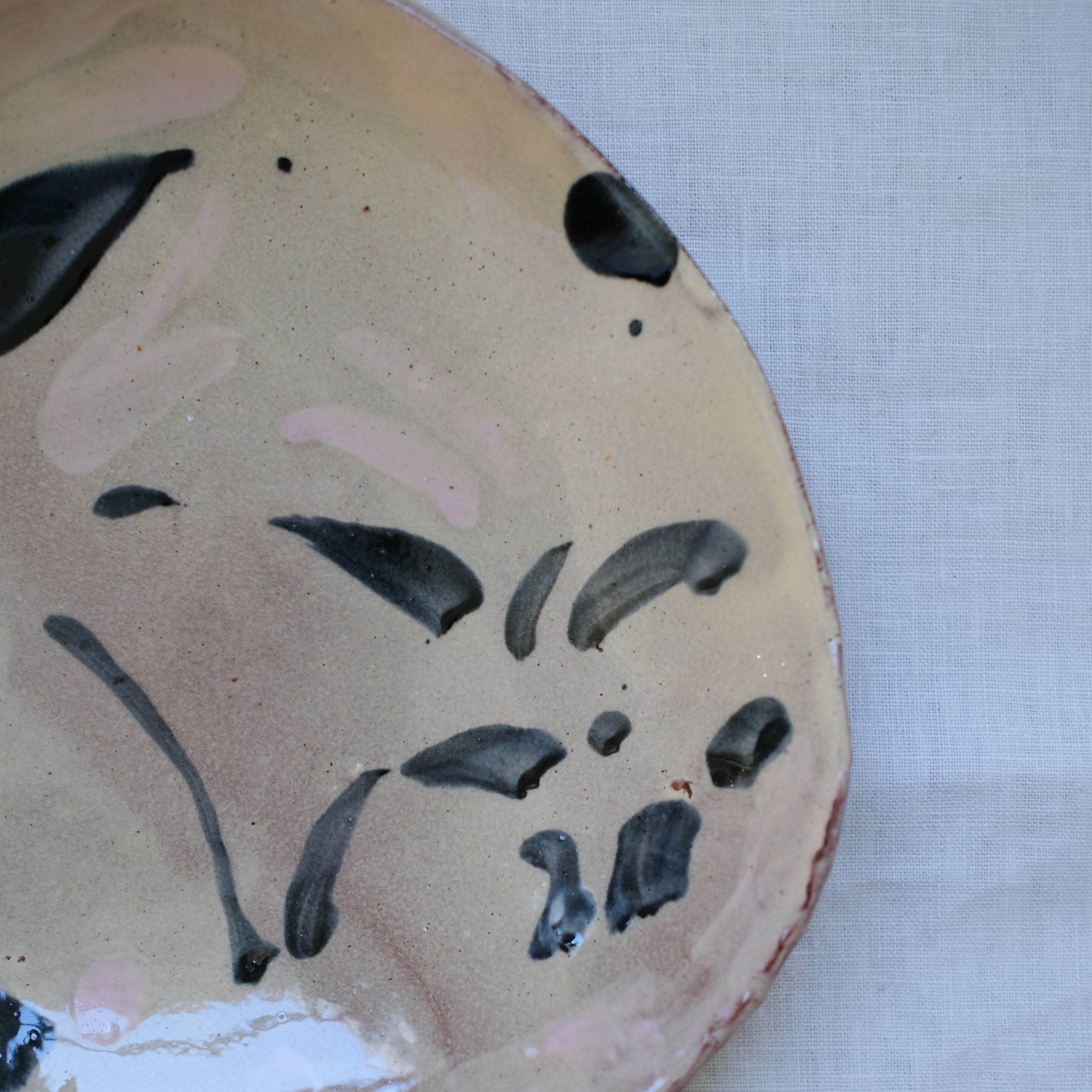 Plat Calebasse 01 multicolore par Héloïse Bariol chez Brutal Ceramics