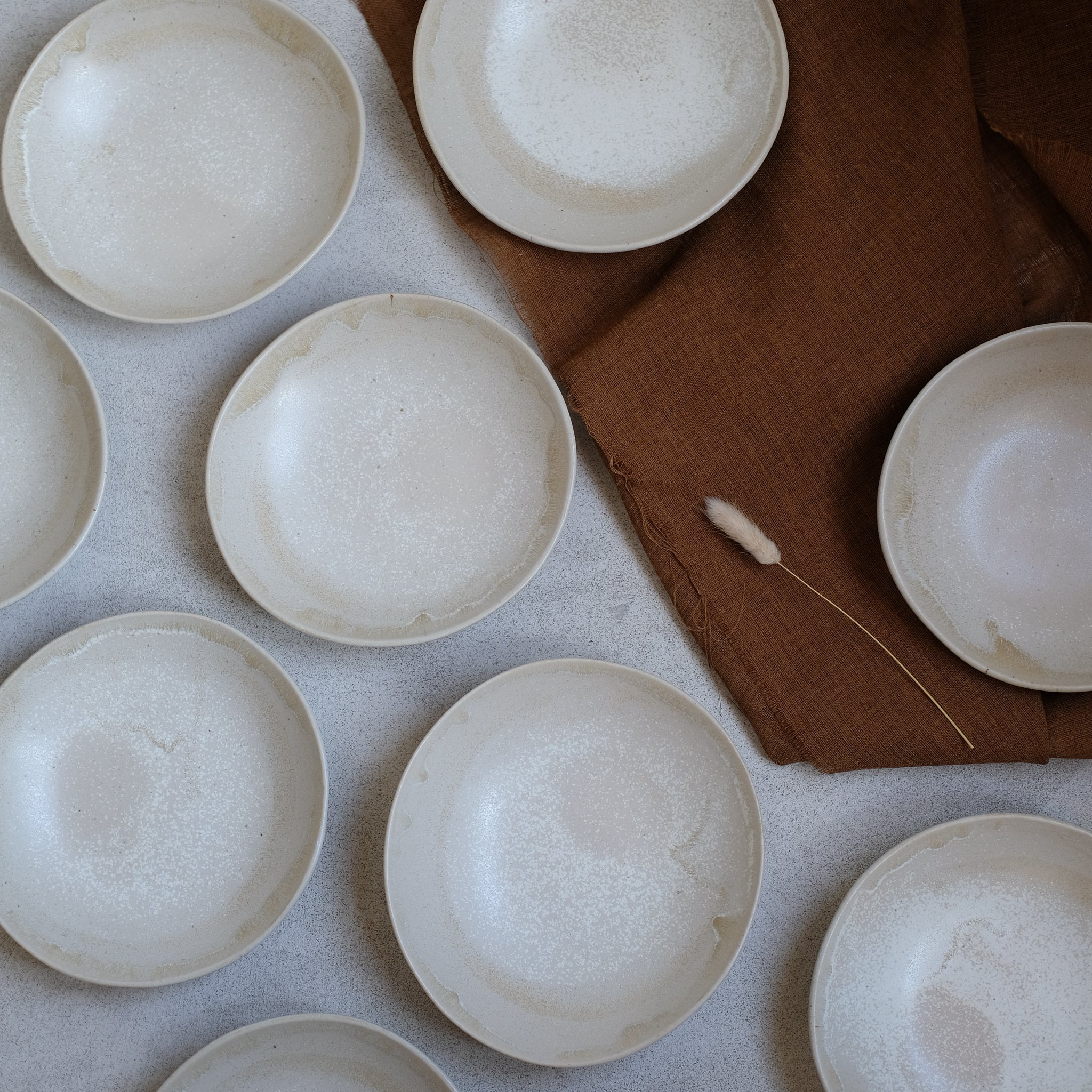 Assiette creuse en grès D 18cm d'Hortense Montarnal chez Brutal Ceramics