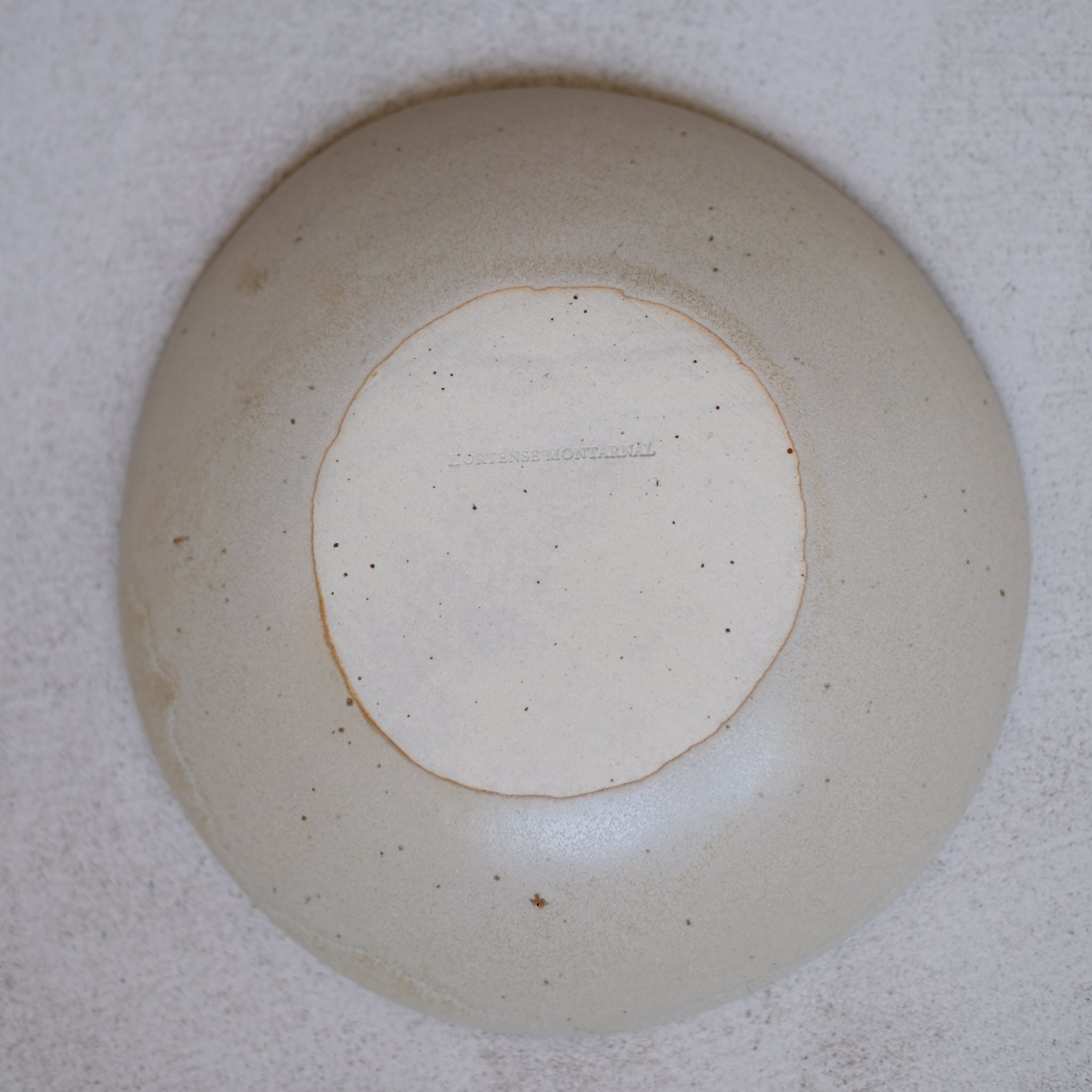 Assiette creuse en grès D 18cm d'Hortense Montarnal chez Brutal Ceramics