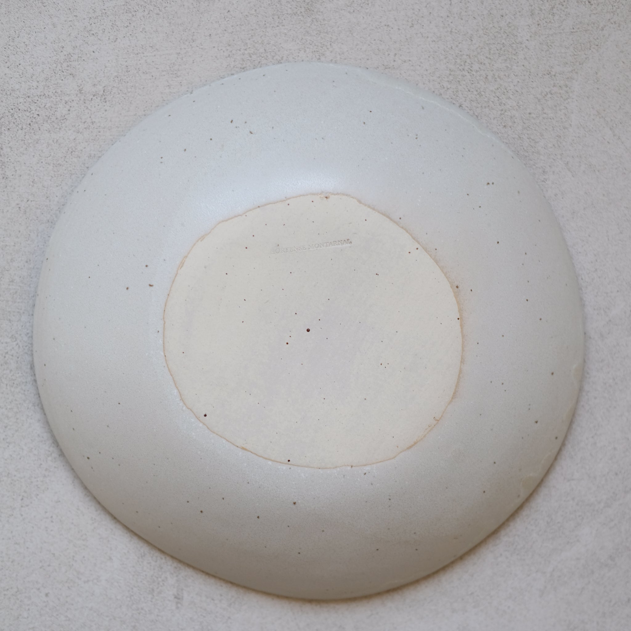Plat de service en grès D 26,5 cm d'Hortense Montarnal chez Brutal Ceramics