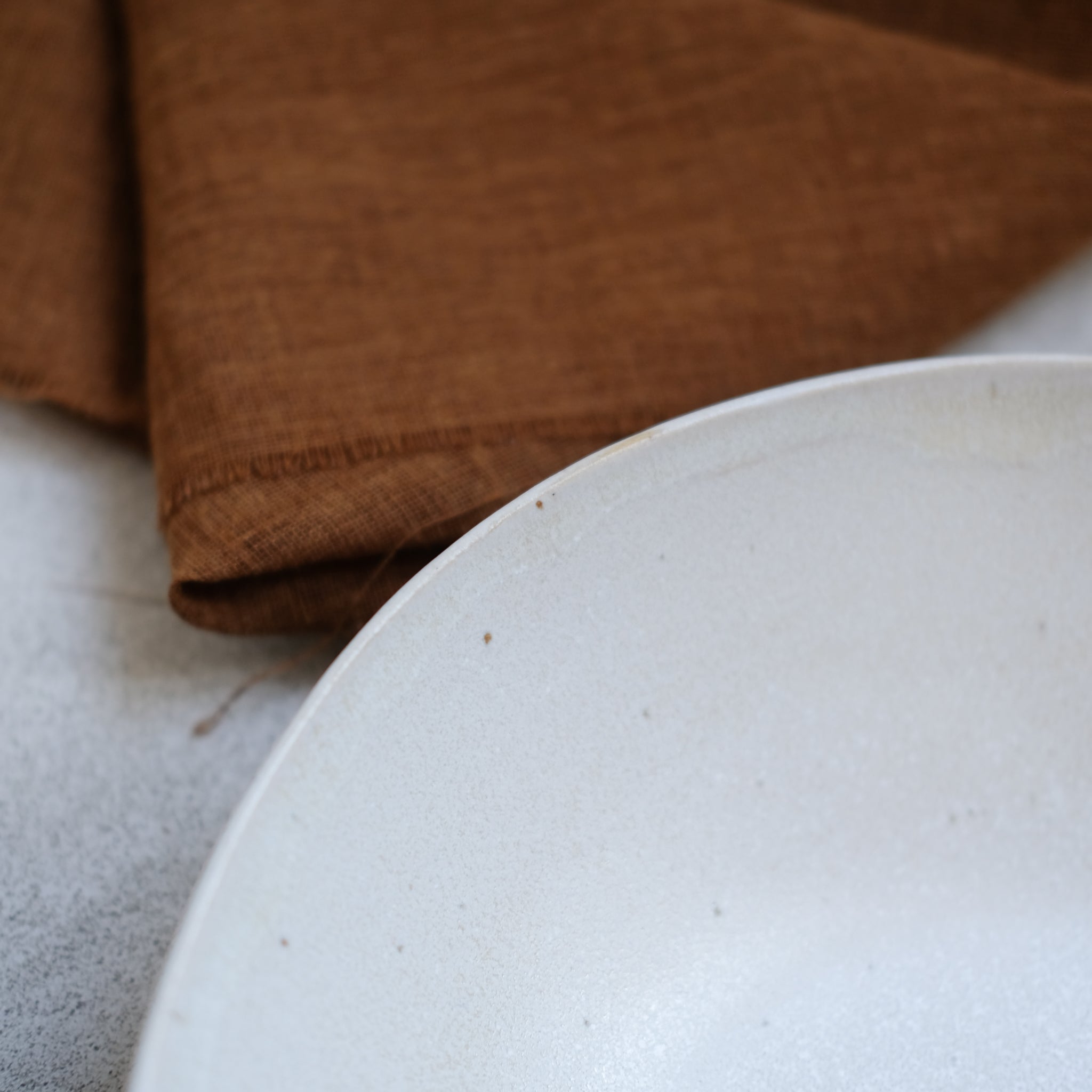 Plat de service en grès D 26,5 cm d'Hortense Montarnal chez Brutal Ceramics