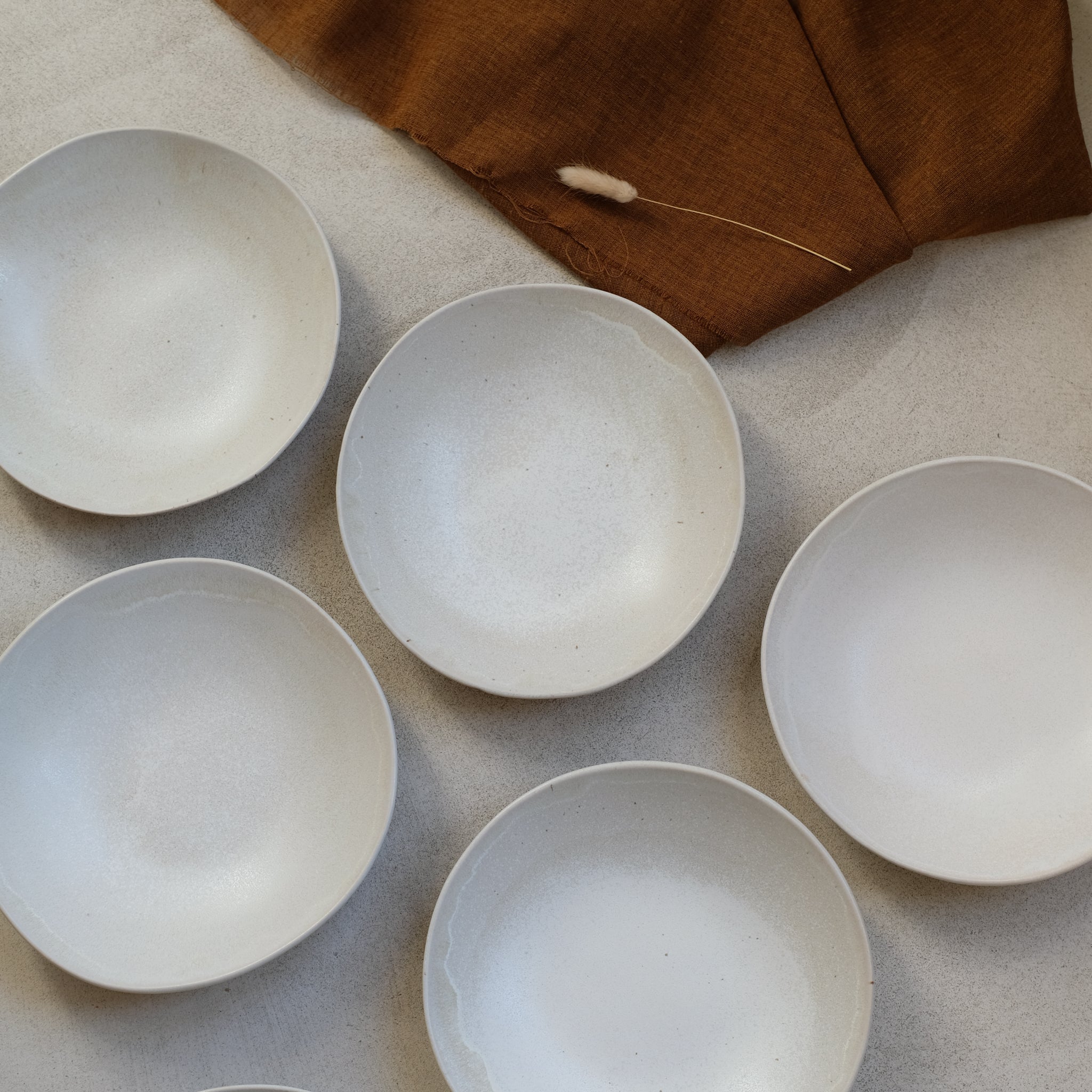 Assiette creuse en grès D 22,5cm d'Hortense Montarnal chez Brutal Ceramics