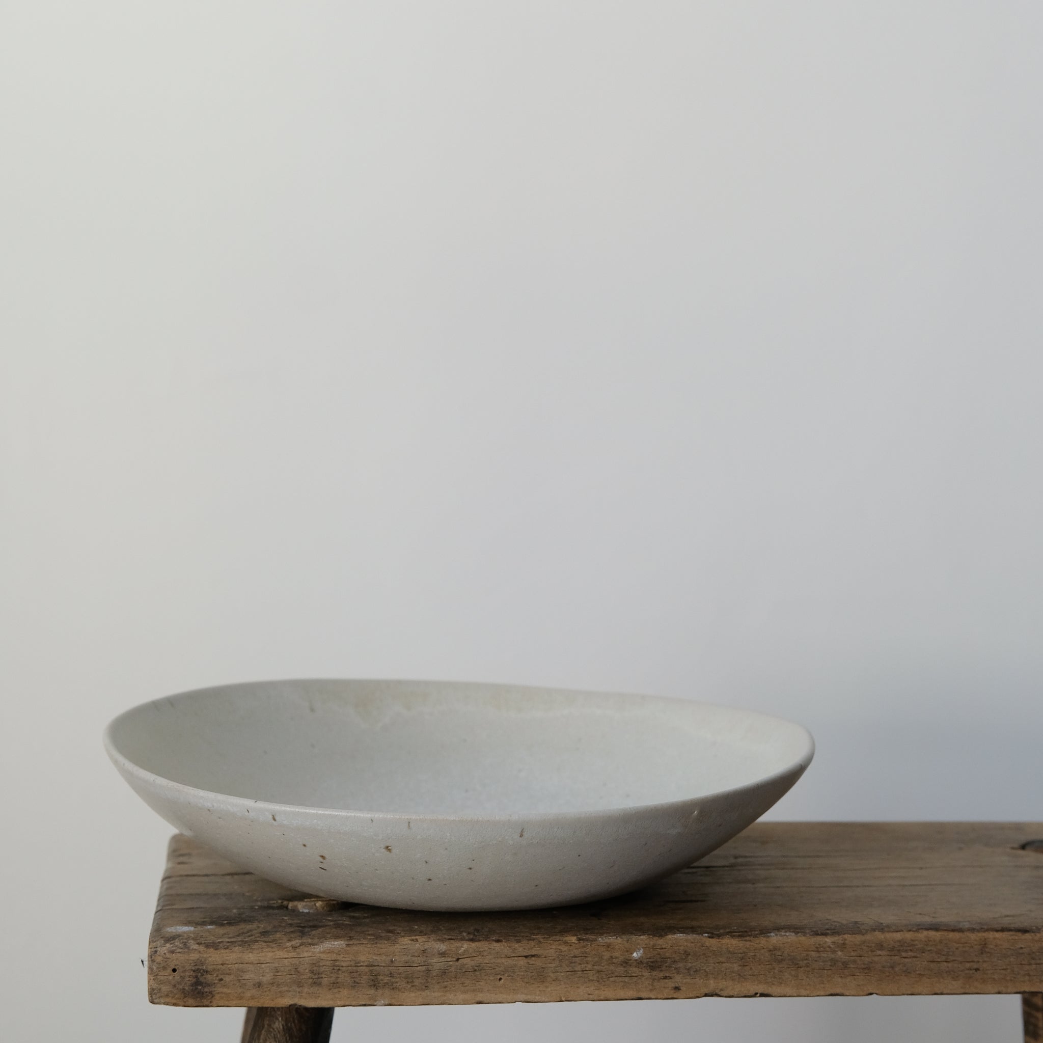 Assiette creuse en grès D 22,5cm d'Hortense Montarnal chez Brutal Ceramics