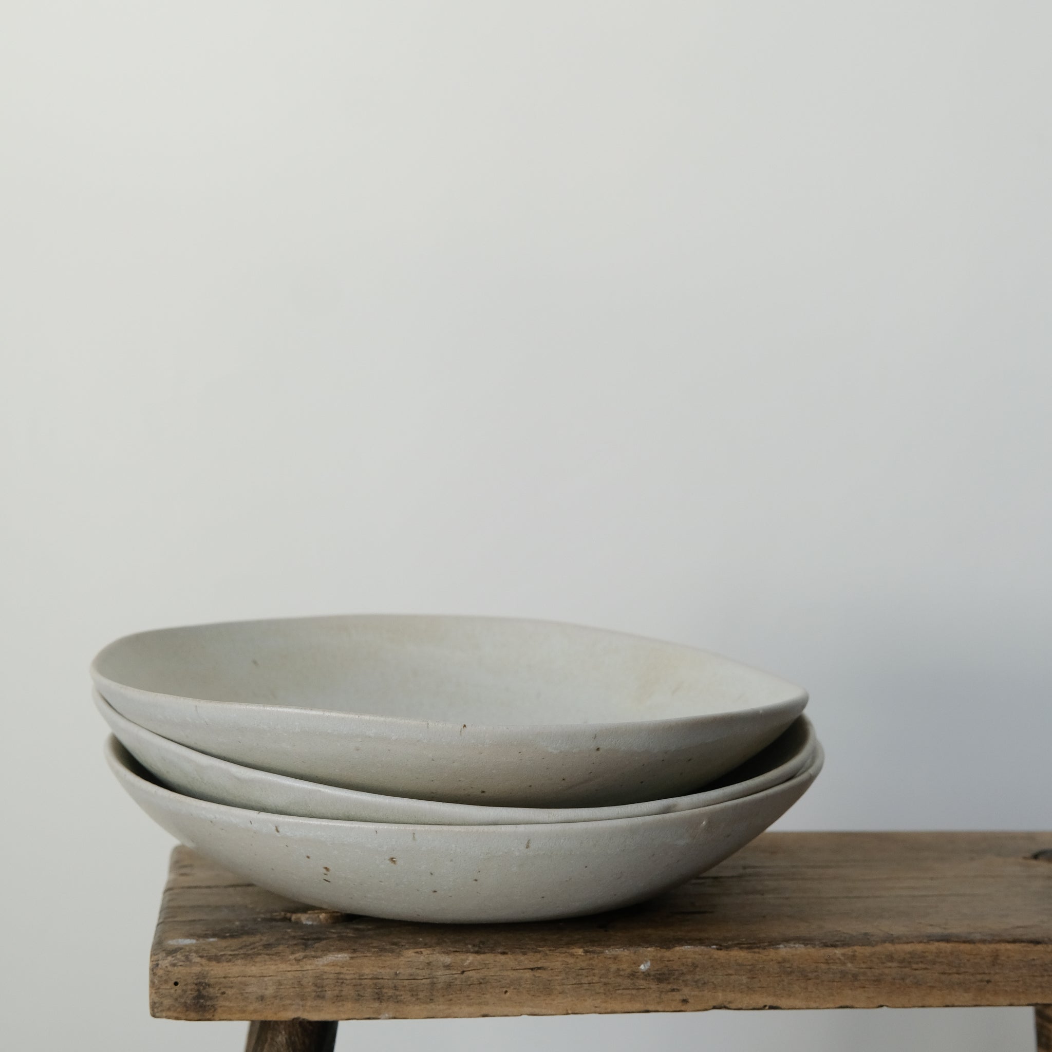 Assiette creuse en grès D 22,5cm d'Hortense Montarnal chez Brutal Ceramics