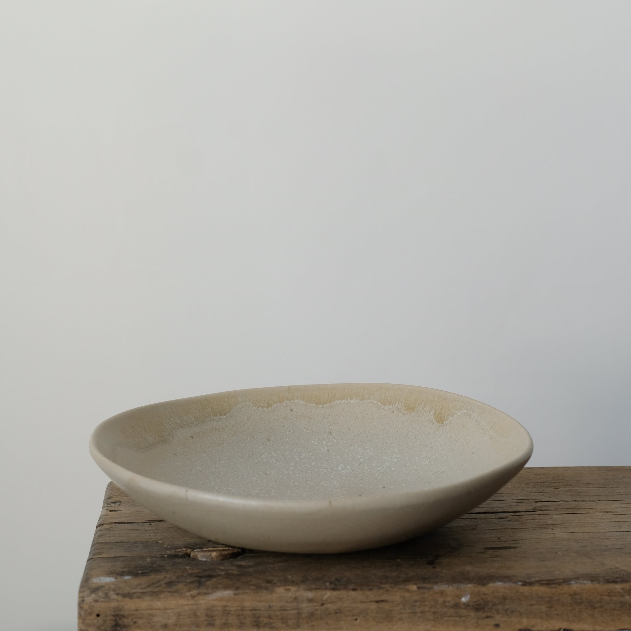 Assiette creuse en grès D 18cm d'Hortense Montarnal chez Brutal Ceramics