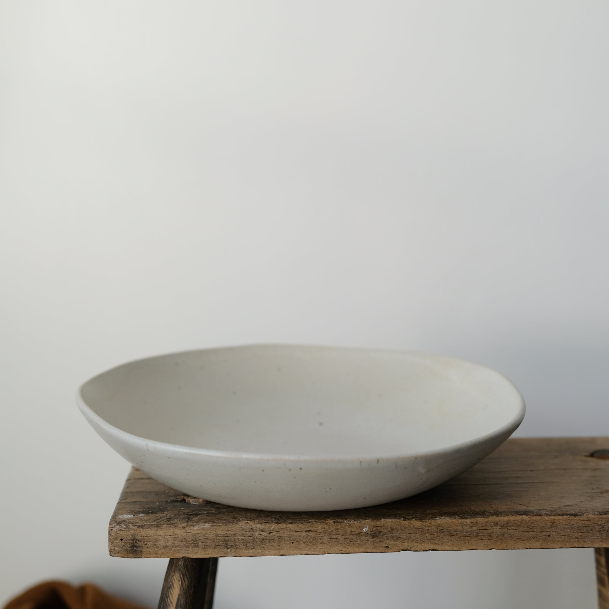 Plat de service en grès D 26,5 cm d'Hortense Montarnal chez Brutal Ceramics