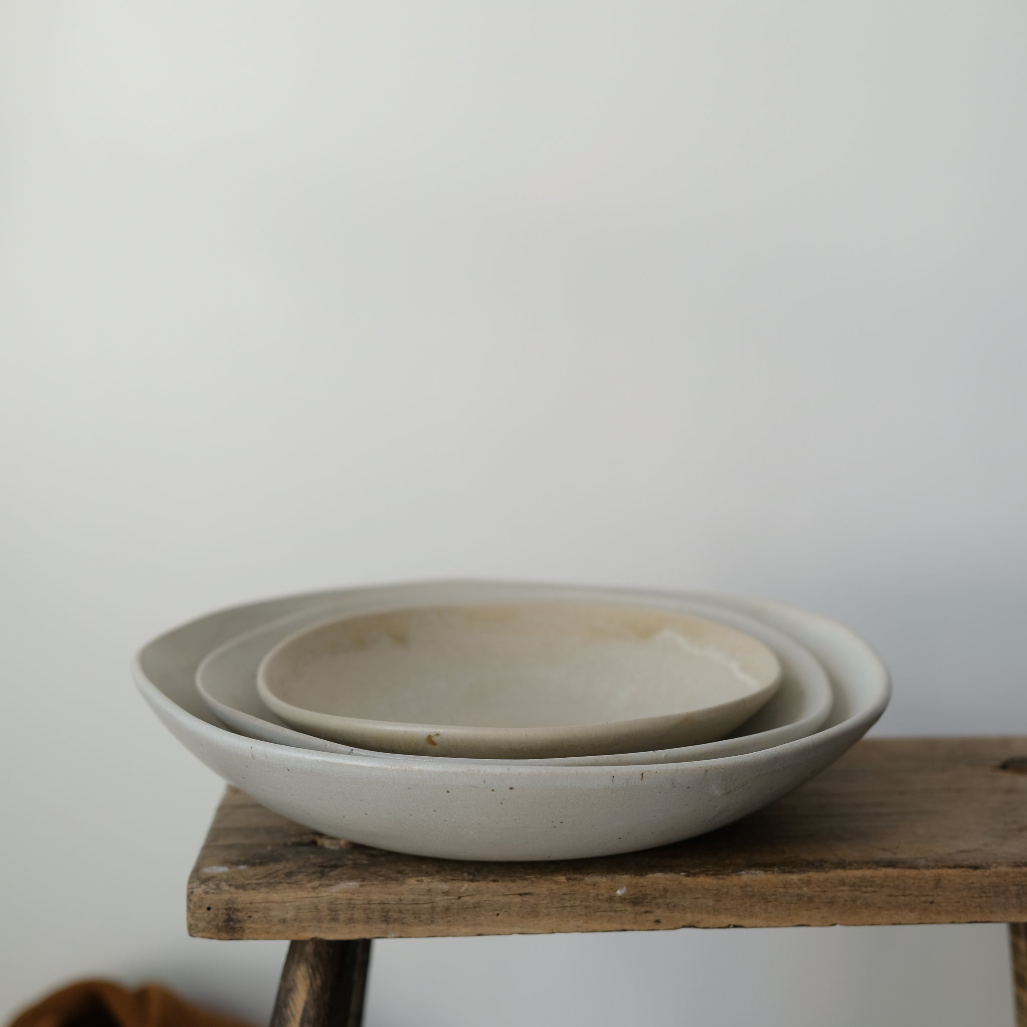 Plat de service en grès D 26,5 cm d'Hortense Montarnal chez Brutal Ceramics
