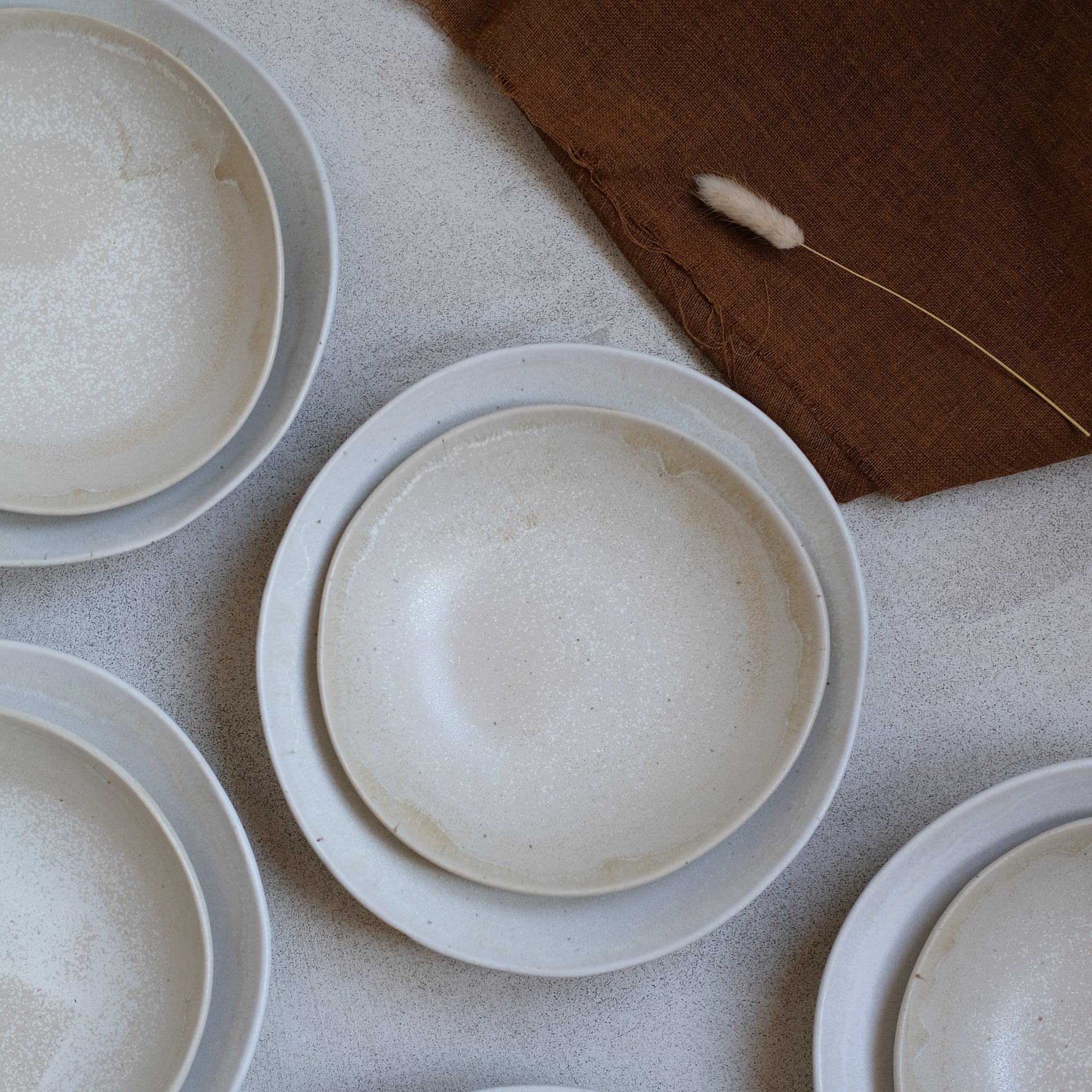 Assiette creuse en grès D 18cm d'Hortense Montarnal chez Brutal Ceramics