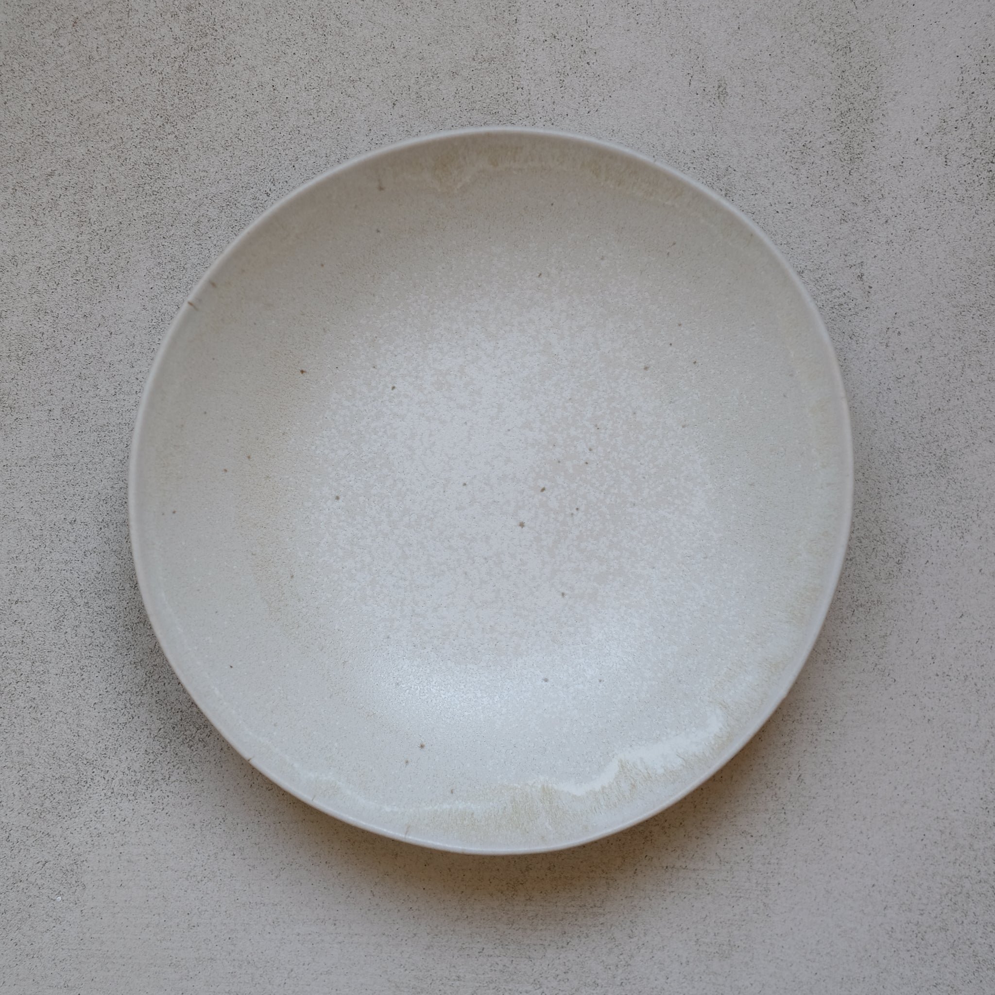Assiette creuse en grès D 22,5cm d'Hortense Montarnal chez Brutal Ceramics