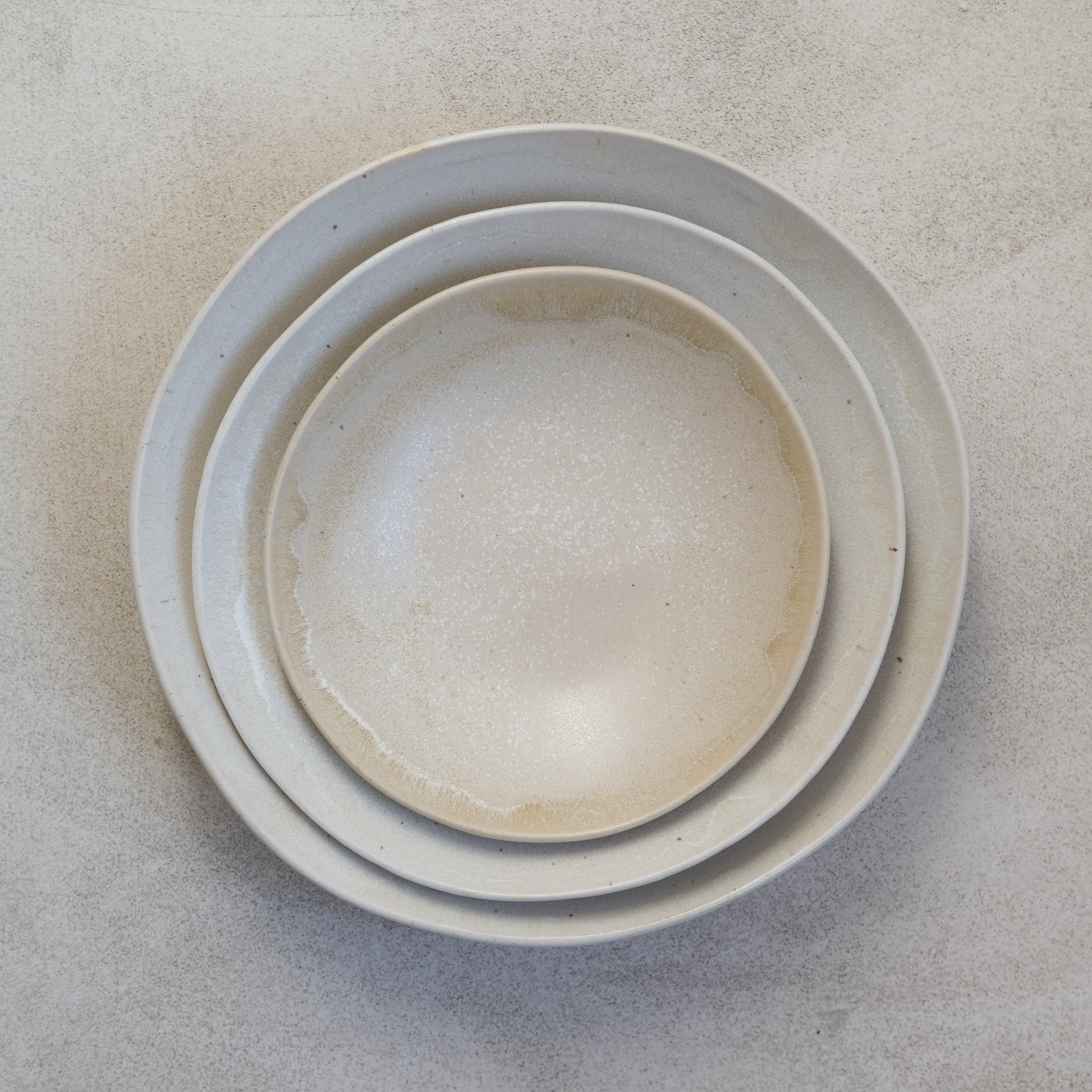 Plat de service en grès D 26,5 cm d'Hortense Montarnal chez Brutal Ceramics