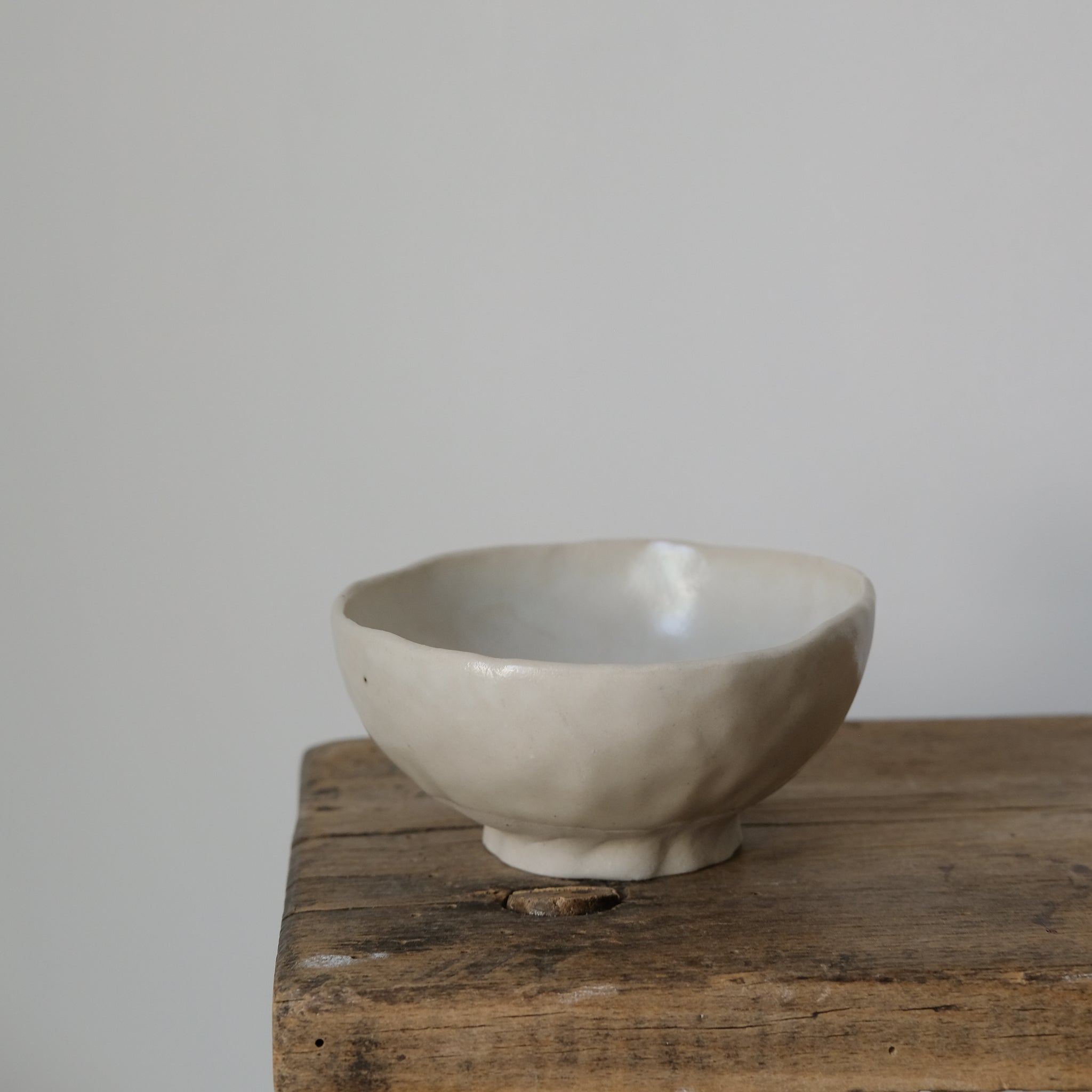 Bol en grès blanc de Judith Lasry chez Brutal Ceramics