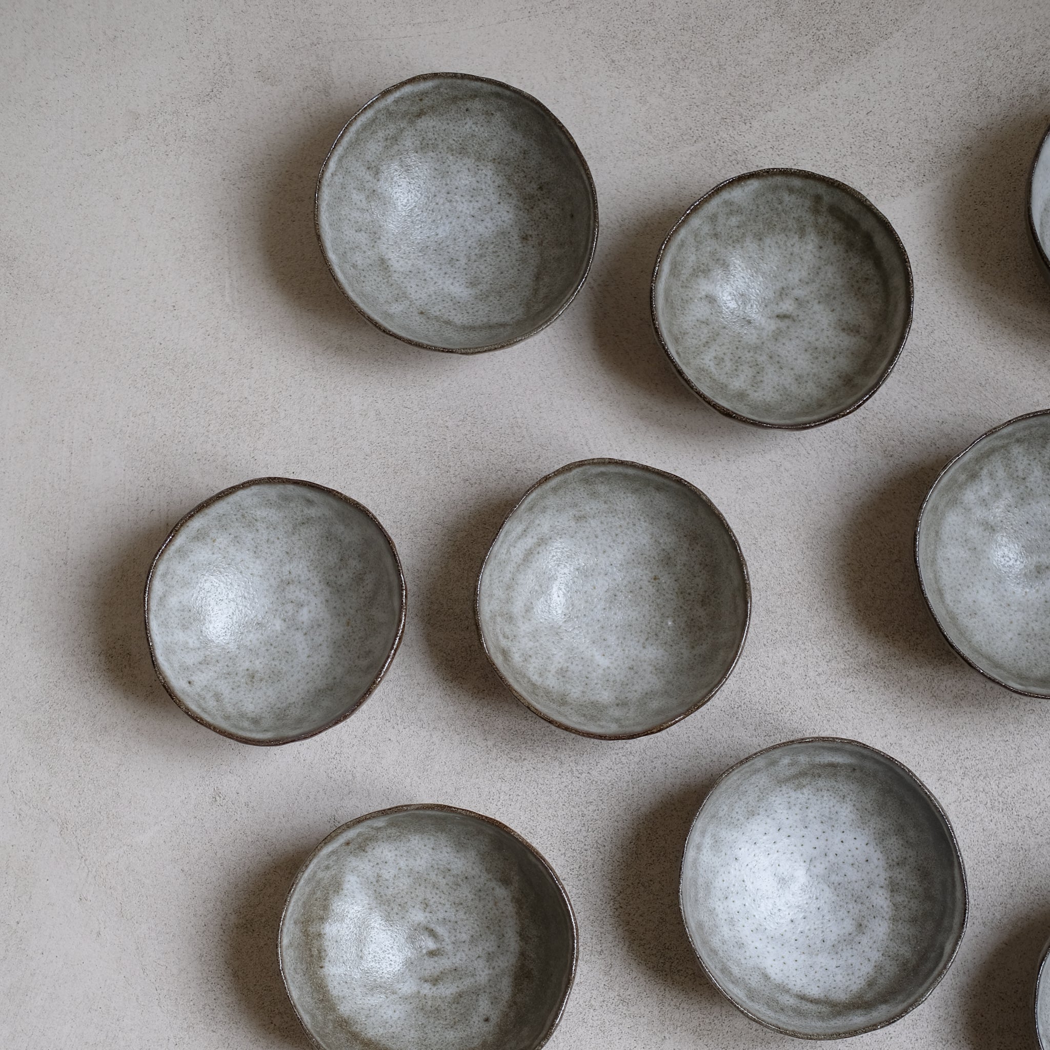 Bol en grès rouge, bleu gris de Judith Lasry chez Brutal Ceramics