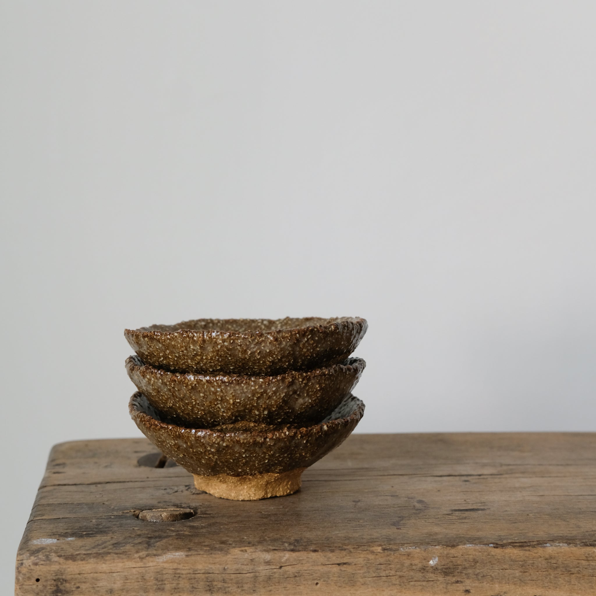 Petit coupelle en grès roux de Judith Lasry chez Brutal Ceramics