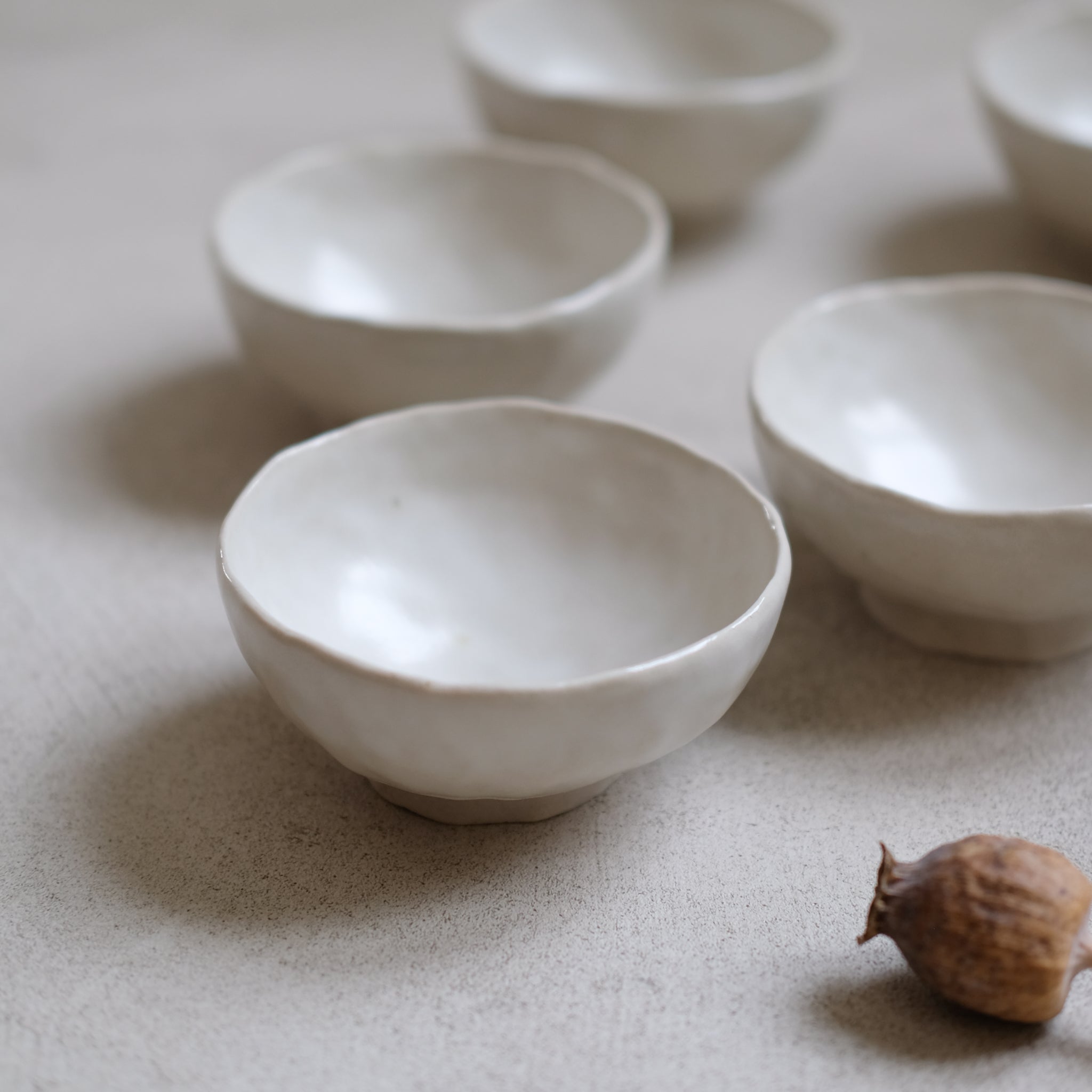 Bol en grès blanc de Judith Lasry chez Brutal Ceramics