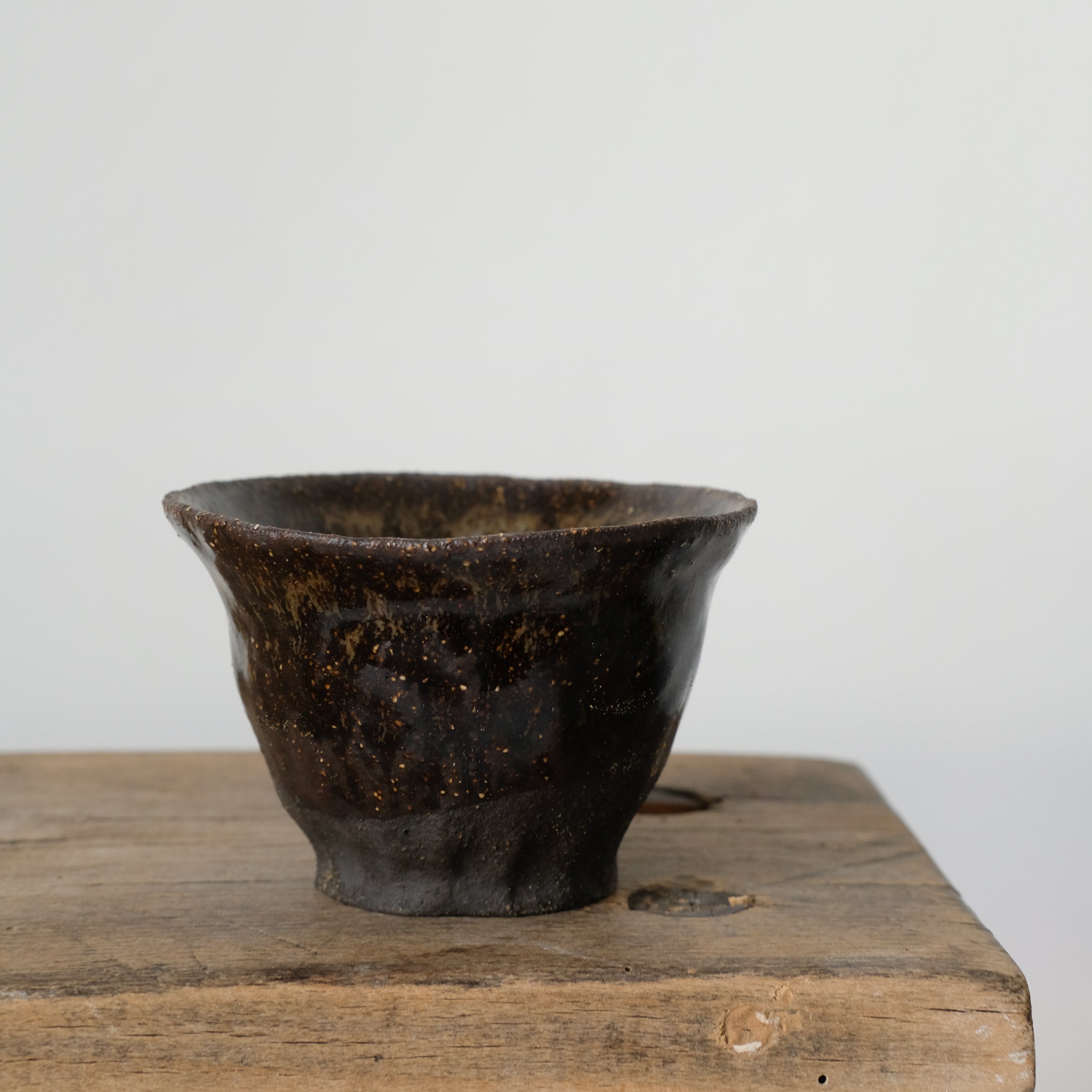Tasse en grès noir, couleur écaille de Judith Lasry chez Brutal Ceramics