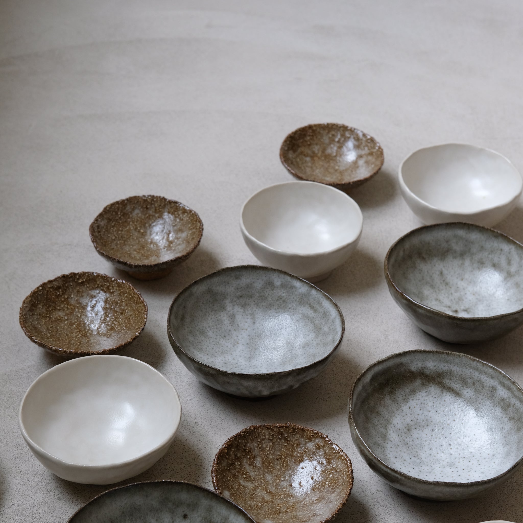 Bol en grès rouge, bleu gris de Judith Lasry chez Brutal Ceramics