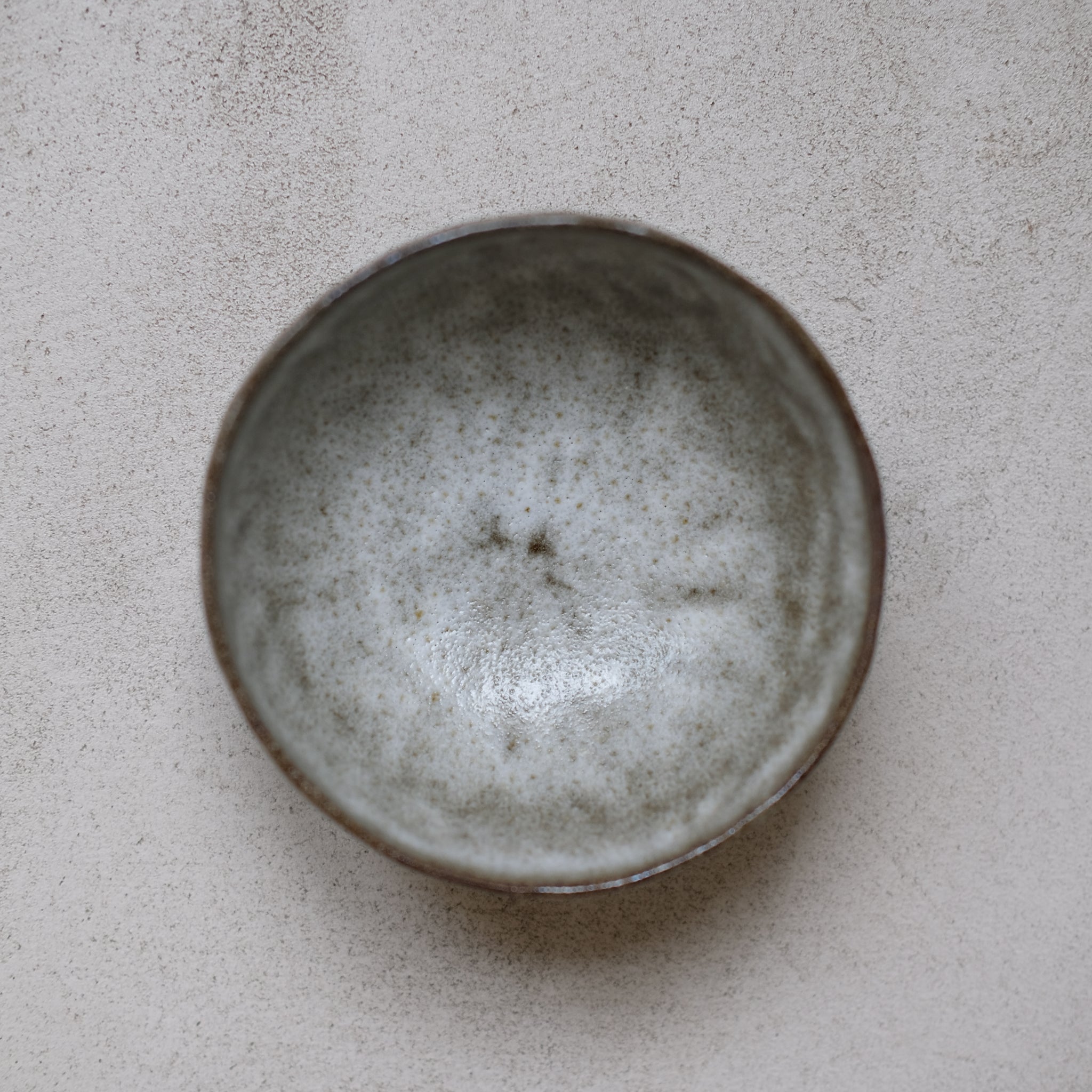 Bol en grès rouge, bleu gris de Judith Lasry chez Brutal Ceramics