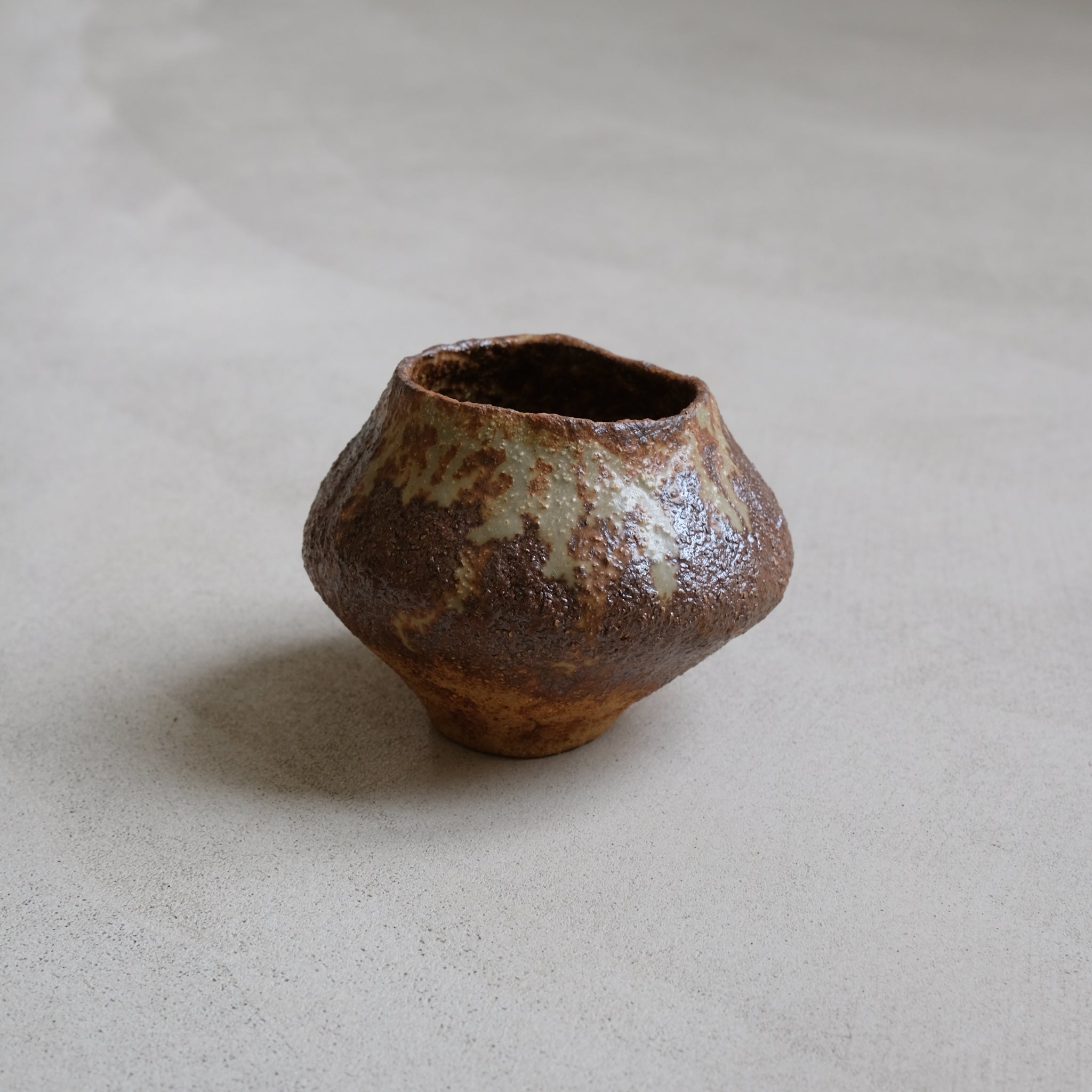 Vase 02 en grès roux cuivré de Judith Lasry chez Brutal Ceramics