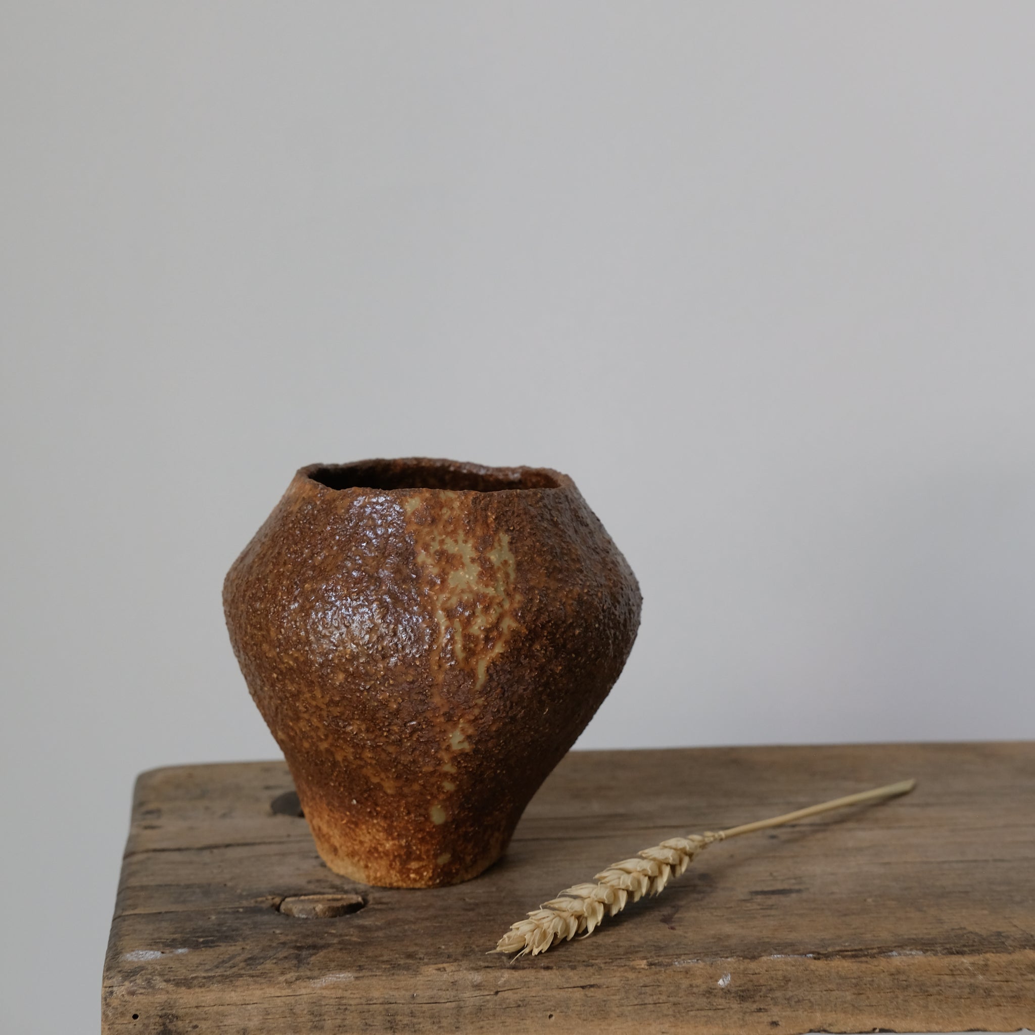 Vase 03 en grès roux cuivré de Judith Lasry chez Brutal Ceramics