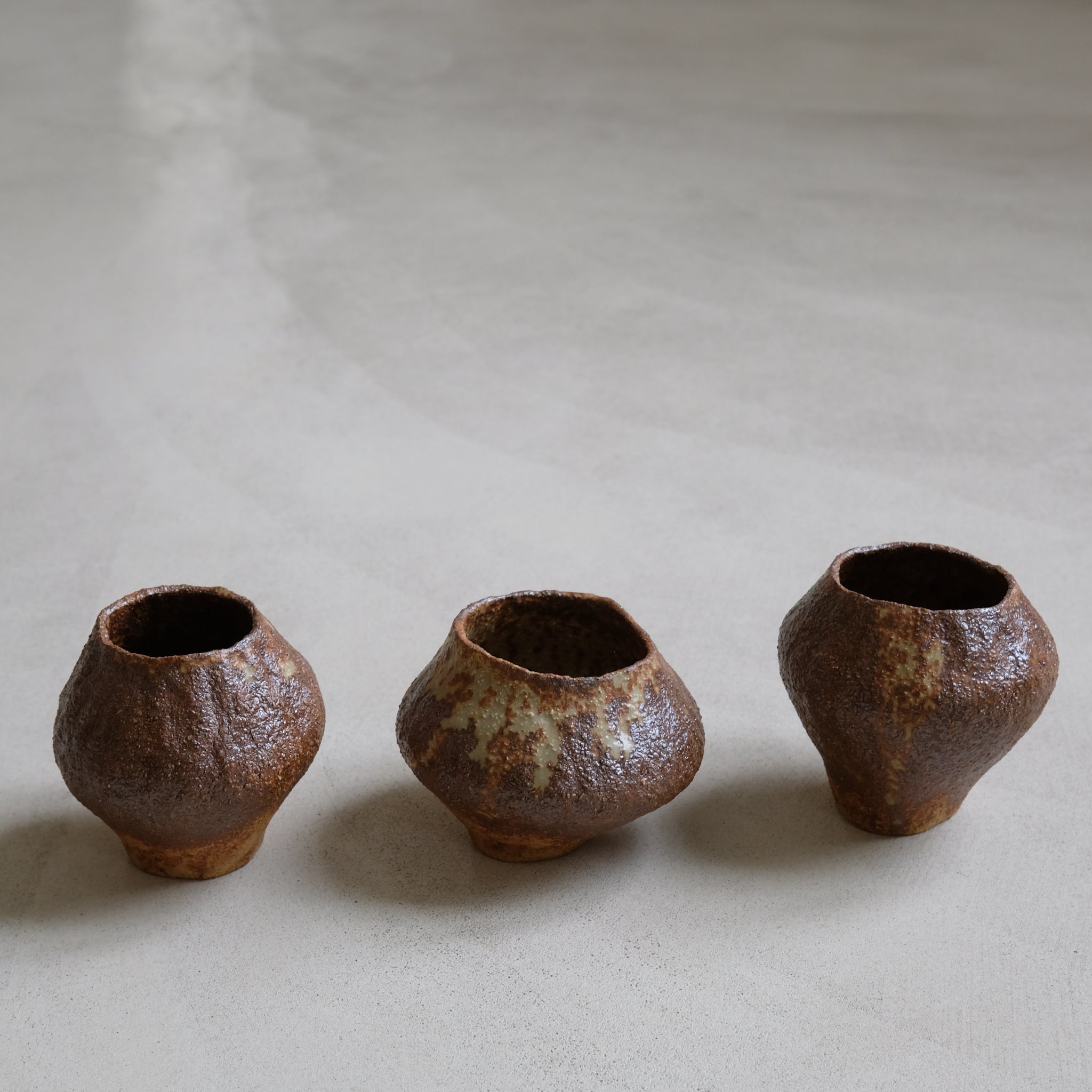 Vase 03 en grès roux cuivré de Judith Lasry chez Brutal Ceramics