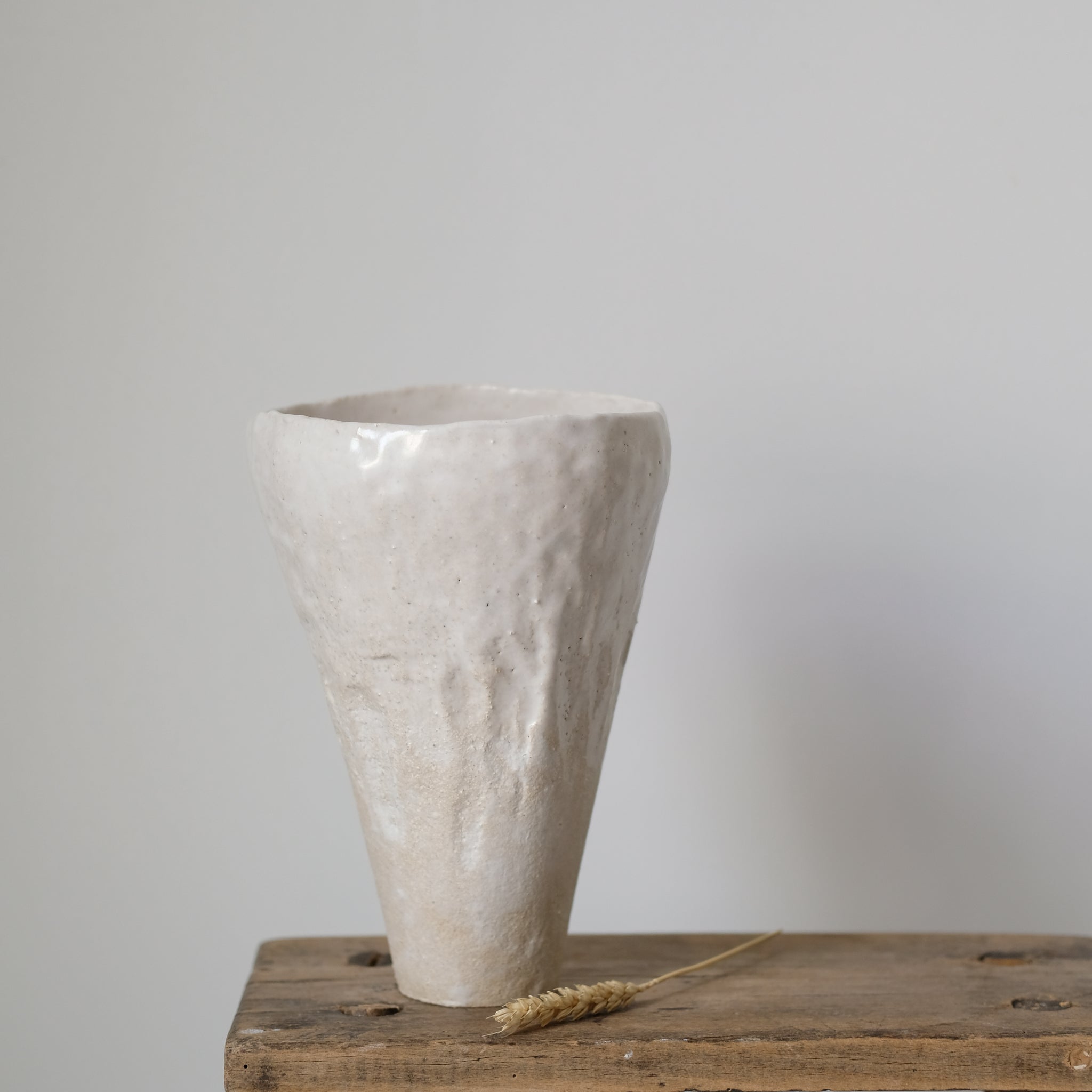 Vase haut en grès cuit au feu de bois de Judith Lasry chez Brutal