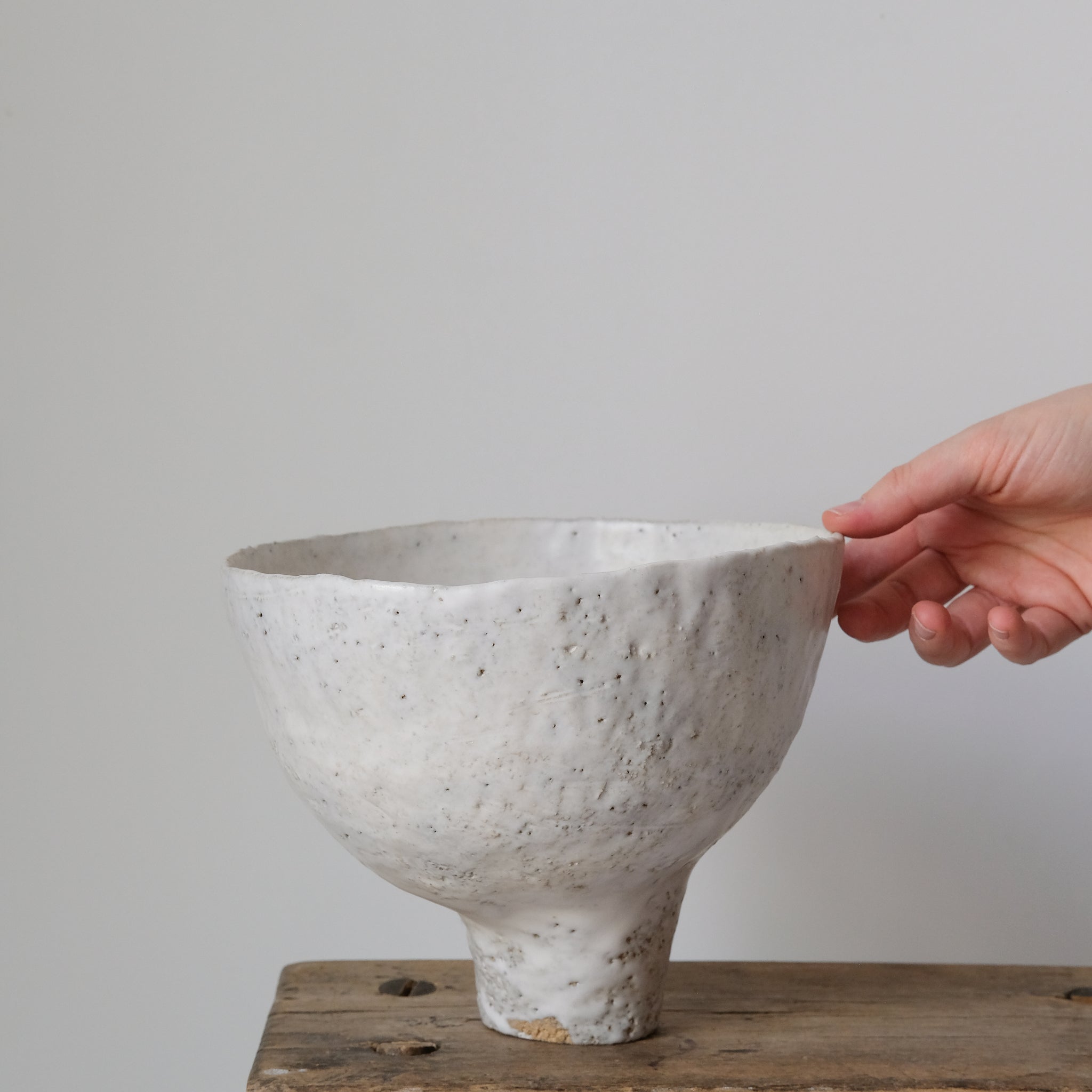 Vase rond en grès cuit au feu de bois de Judith Lasry chez Brutal