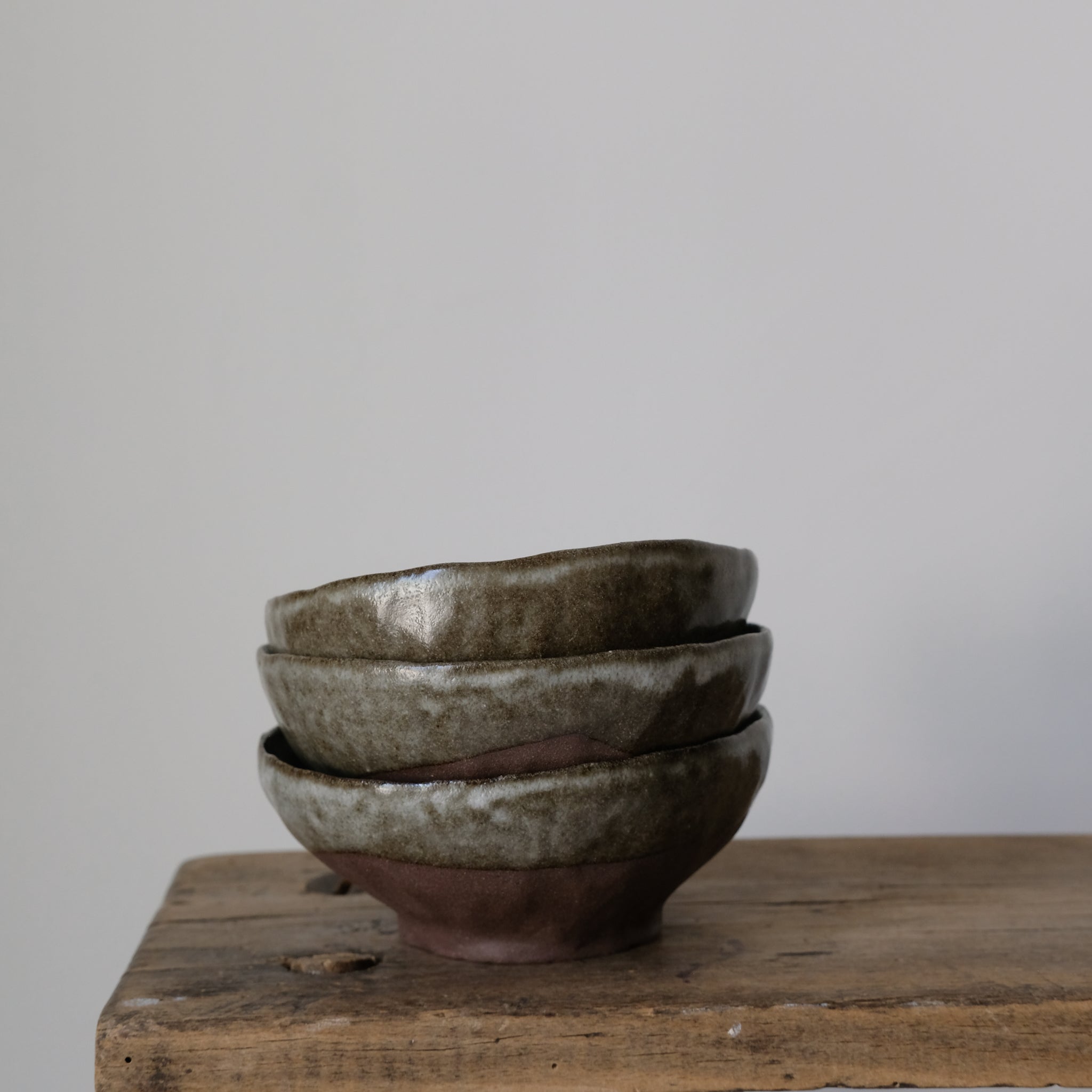 Bol en grès rouge, bleu gris de Judith Lasry chez Brutal Ceramics