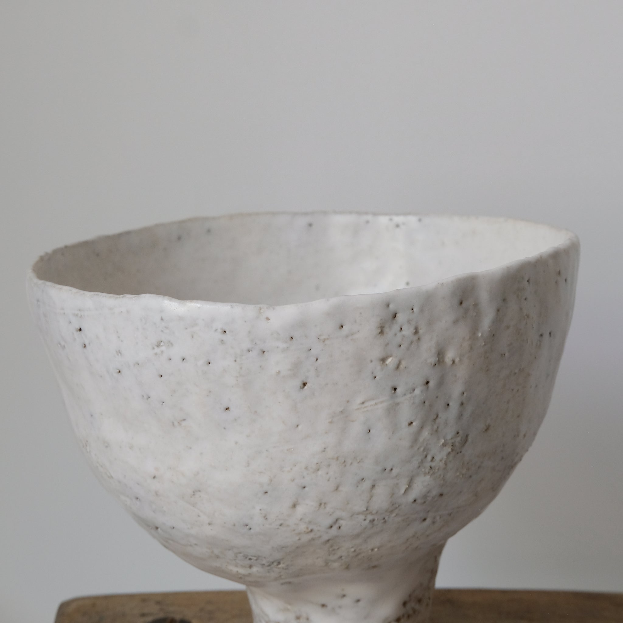 Vase rond en grès cuit au feu de bois de Judith Lasry chez Brutal