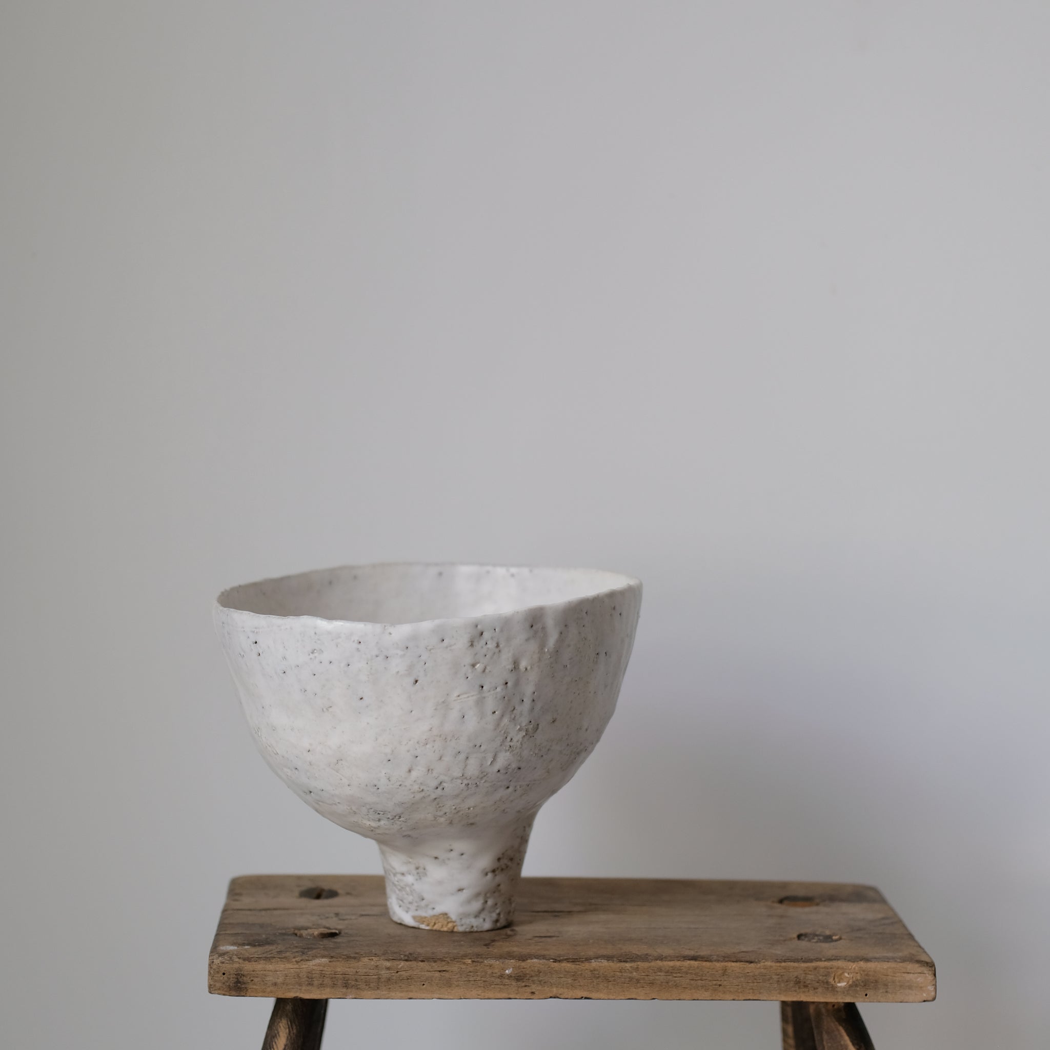 Vase rond en grès cuit au feu de bois de Judith Lasry chez Brutal