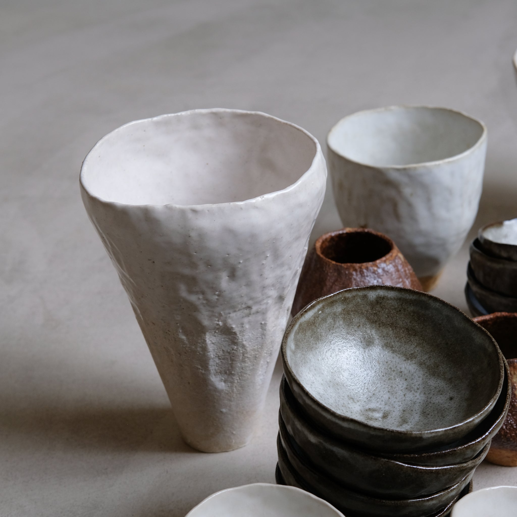 Vase haut en grès cuit au feu de bois de Judith Lasry chez Brutal