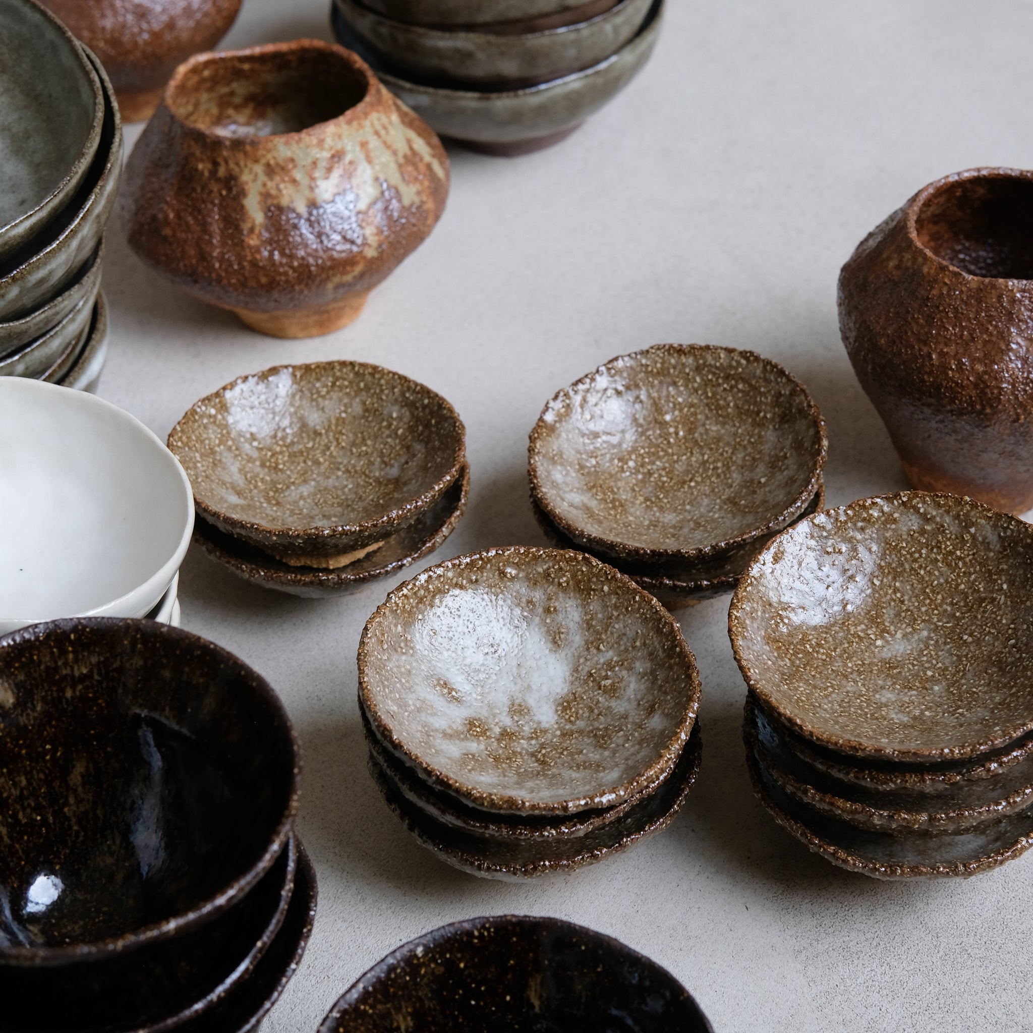 Petit coupelle en grès roux de Judith Lasry chez Brutal Ceramics